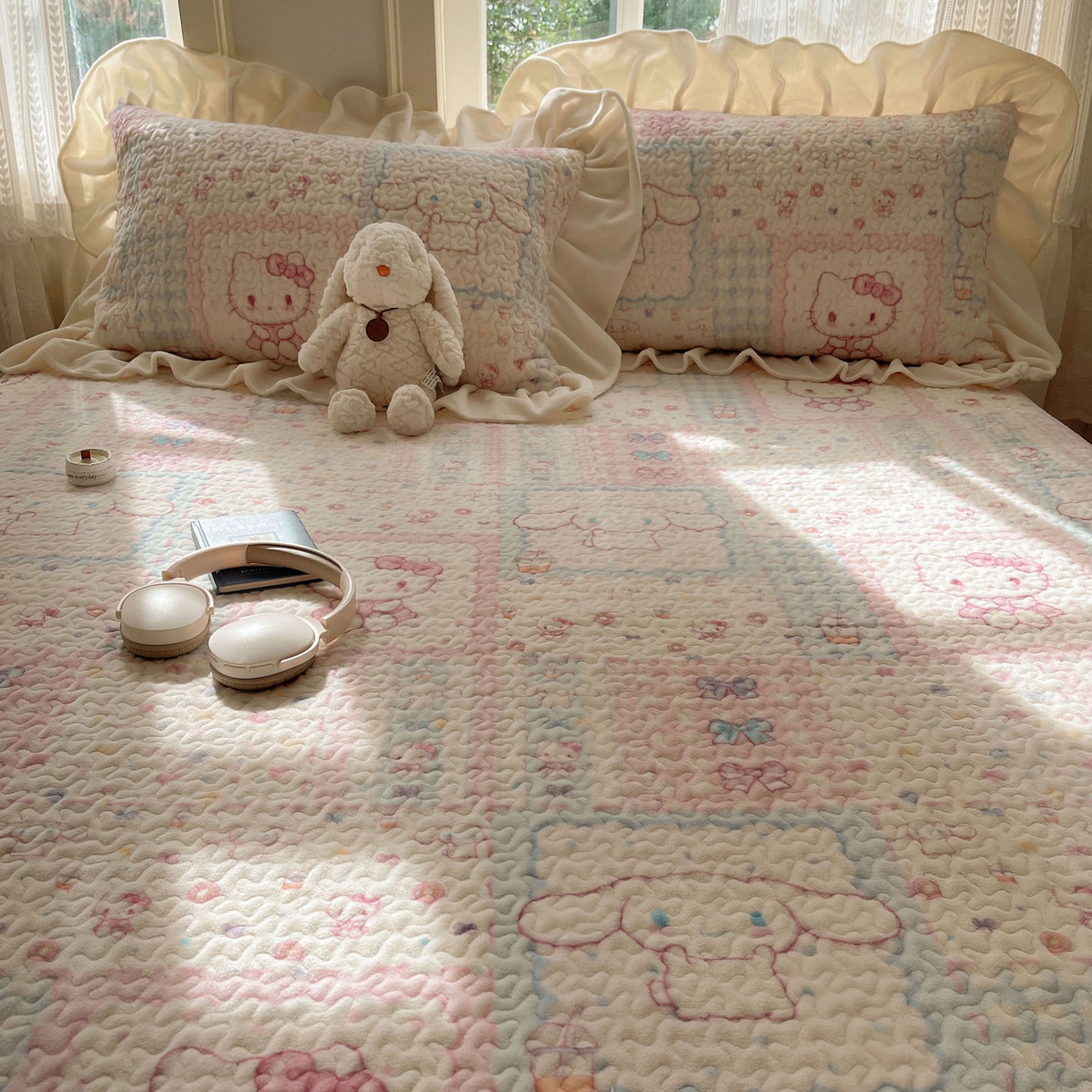 91家纺网 家纺一手货源 找家纺 红嘴企鹅 2025新款花边加厚牛奶绒单品床盖单件床盖三件套 少女猫咪