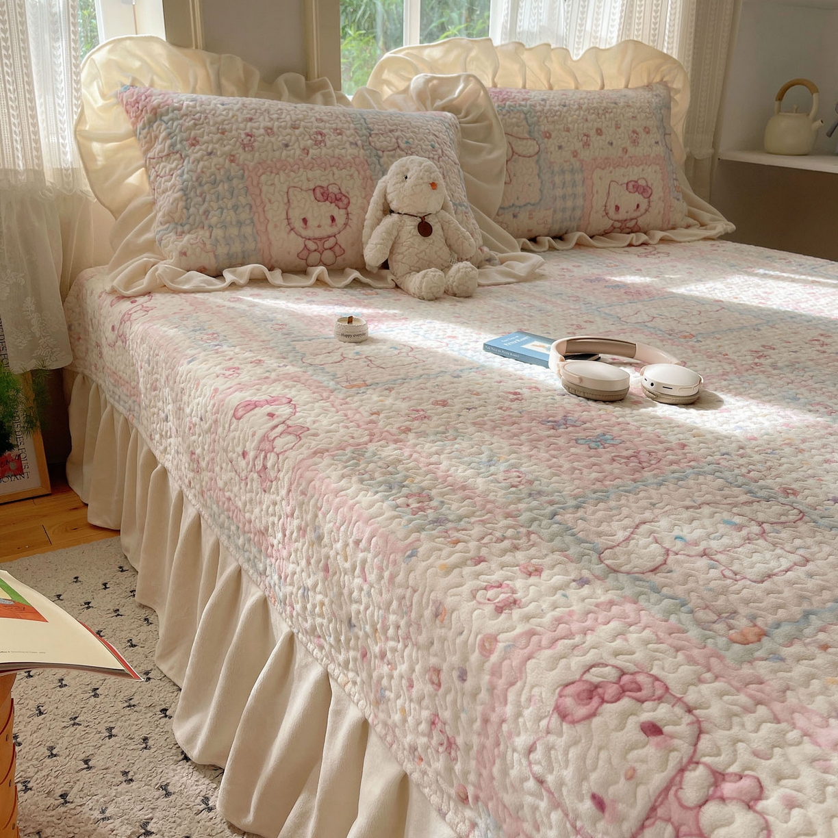 91家纺网 家纺一手货源 找家纺 红嘴企鹅 2025新款花边加厚牛奶绒单品床盖单件床盖三件套 少女猫咪