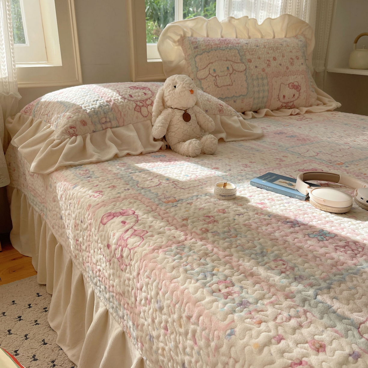 91家纺网 家纺一手货源 找家纺 红嘴企鹅 2025新款花边加厚牛奶绒单品床盖单件床盖三件套 少女猫咪