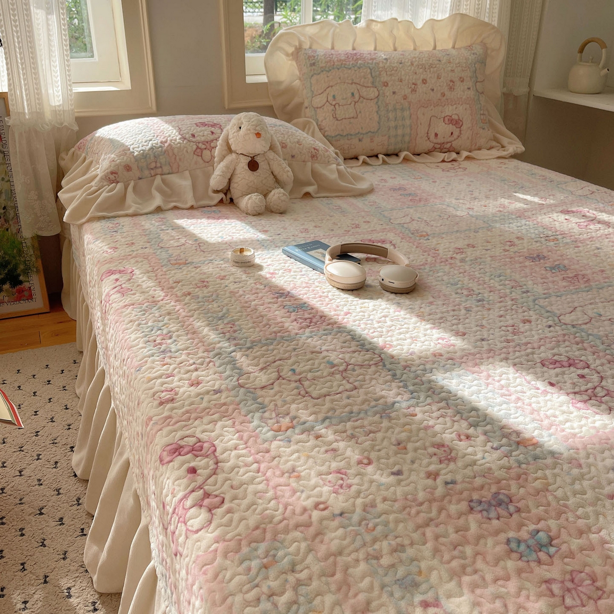 91家纺网 家纺一手货源 找家纺 红嘴企鹅 2025新款花边加厚牛奶绒单品床盖单件床盖三件套 少女猫咪