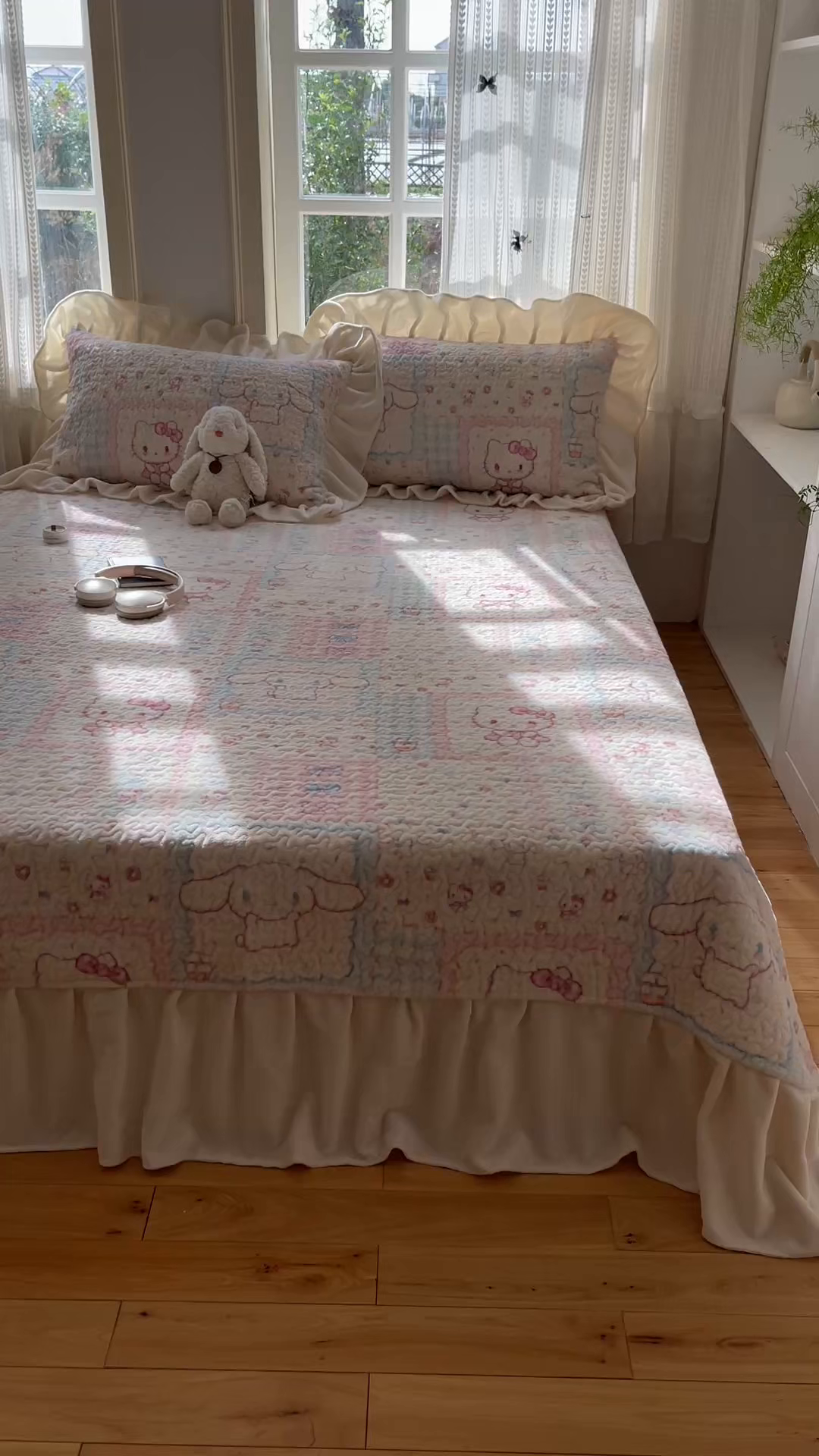 91家纺网 家纺一手货源 找家纺 红嘴企鹅 2025新款花边加厚牛奶绒单品床盖单件床盖三件套 少女猫咪