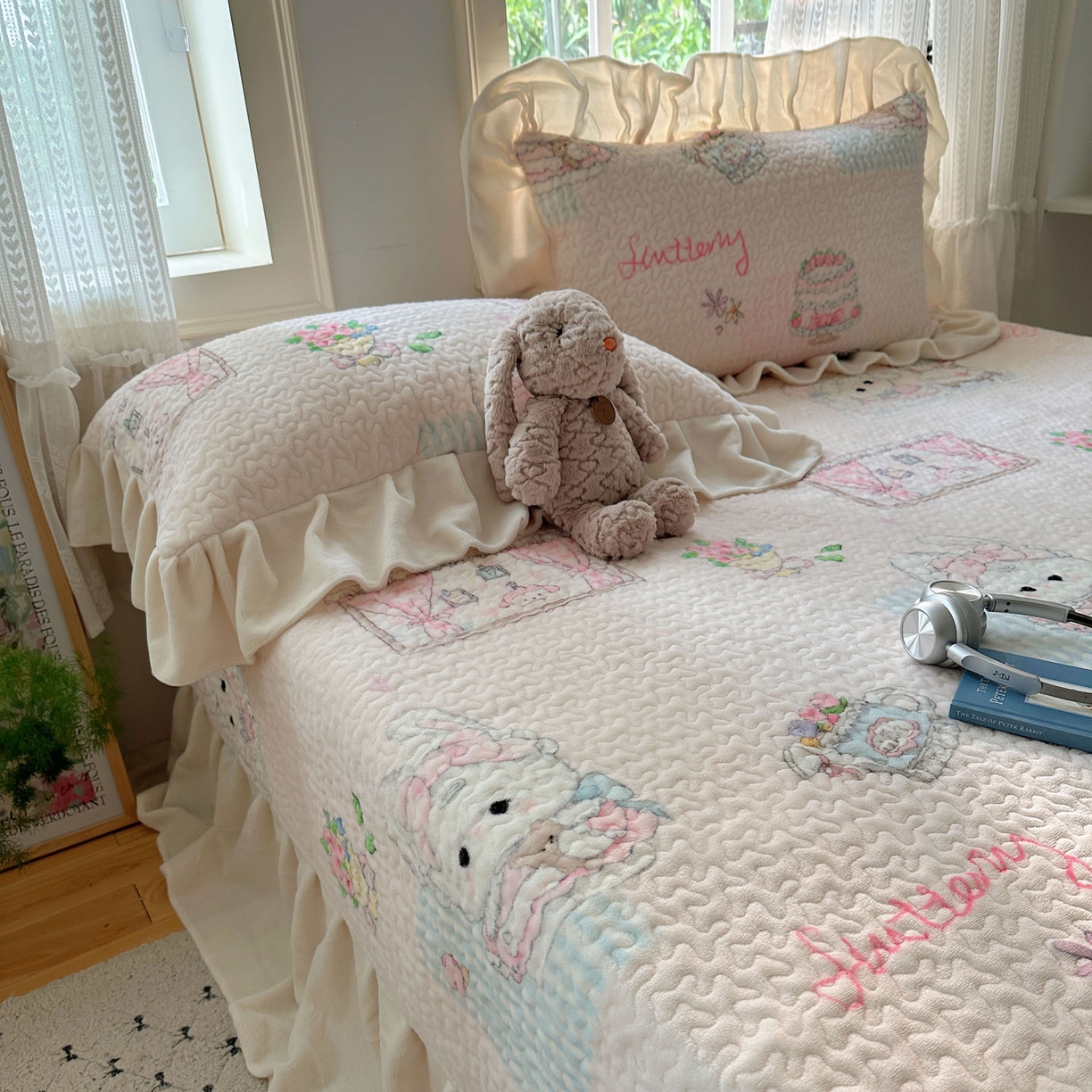 91家纺网 家纺一手货源 找家纺 红嘴企鹅 2025新款花边加厚牛奶绒单品床盖单件床盖三件套 生日Party