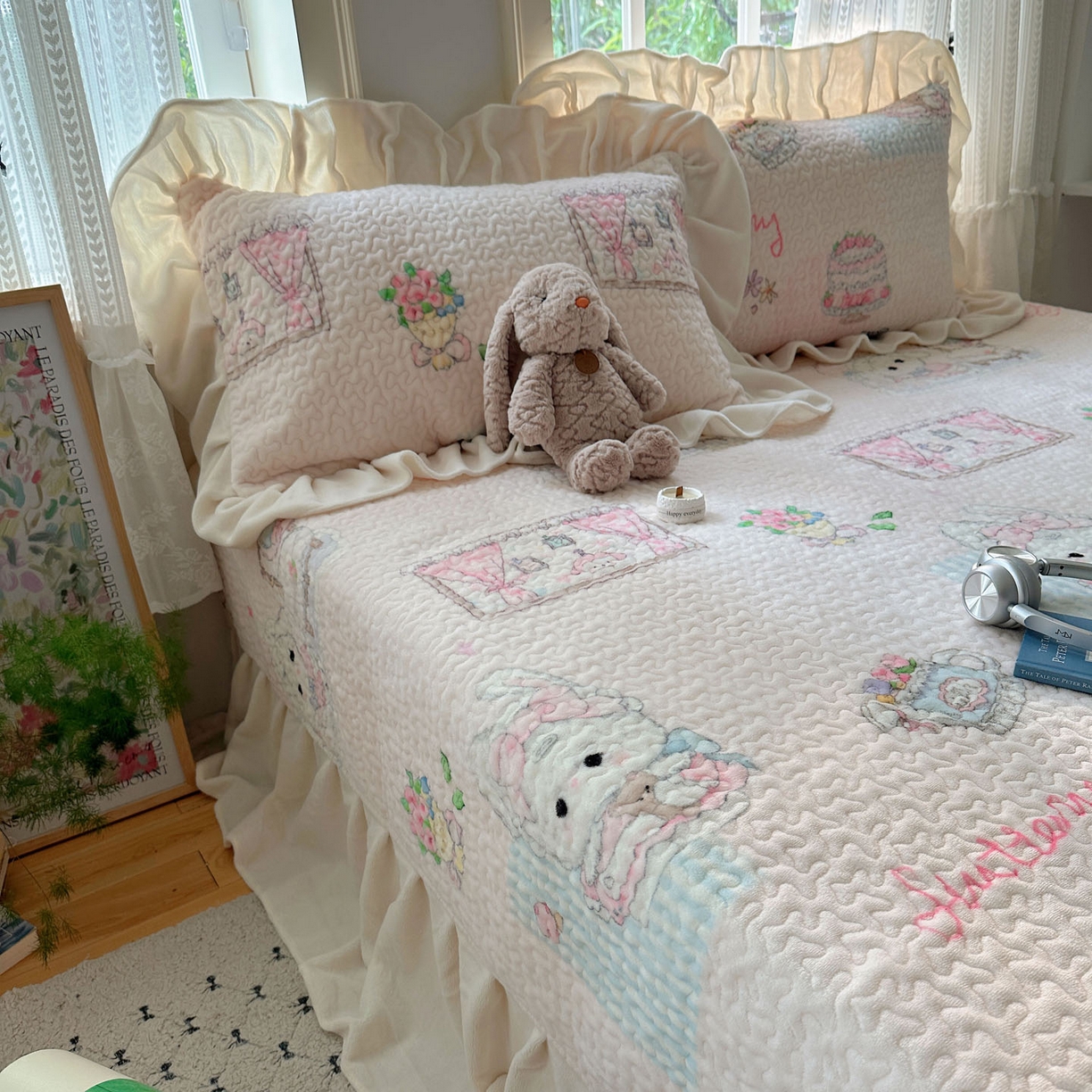 91家纺网 家纺一手货源 找家纺 红嘴企鹅 2025新款花边加厚牛奶绒单品床盖单件床盖三件套 生日Party