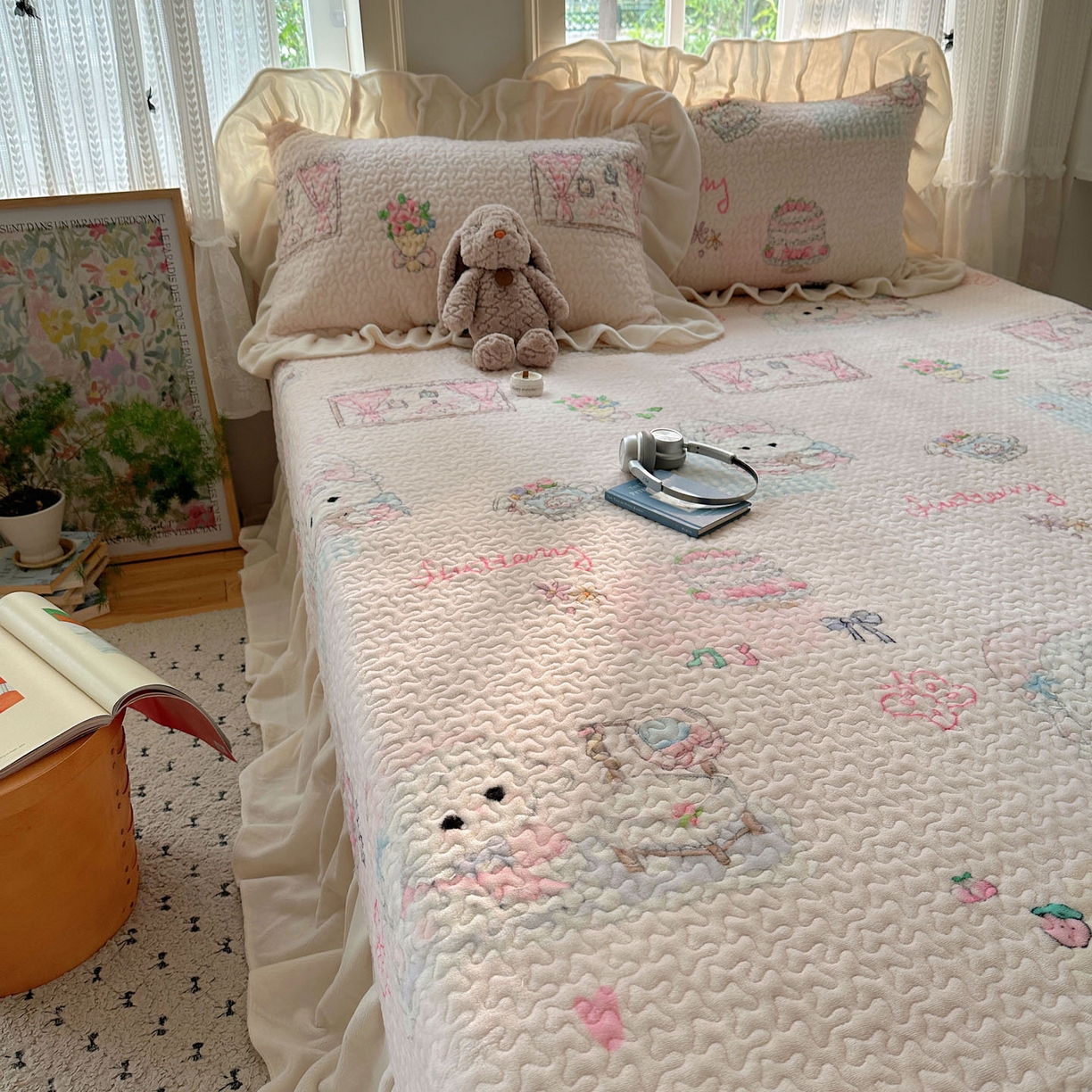 91家纺网 家纺一手货源 找家纺 红嘴企鹅 2025新款花边加厚牛奶绒单品床盖单件床盖三件套 生日Party