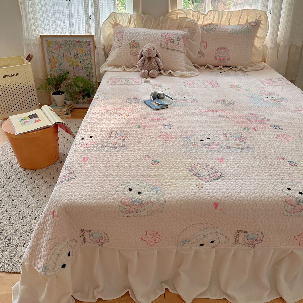 91家纺网 家纺一手货源 找家纺 红嘴企鹅 2025新款花边加厚牛奶绒单品床盖单件床盖三件套 生日Party