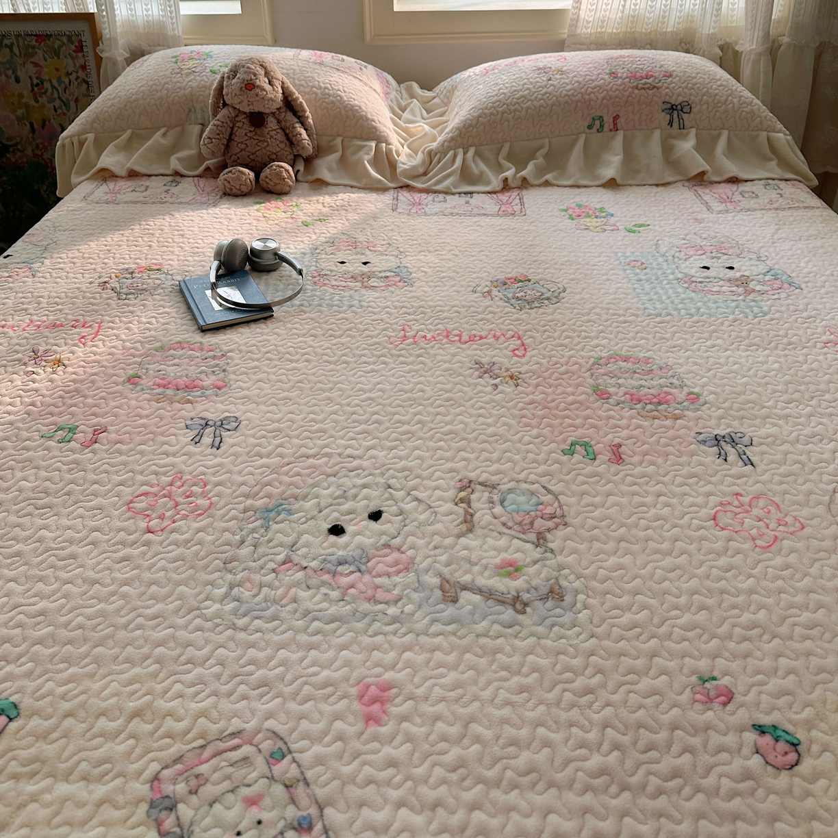 91家纺网 家纺一手货源 找家纺 红嘴企鹅 2025新款花边加厚牛奶绒单品床盖单件床盖三件套 生日Party