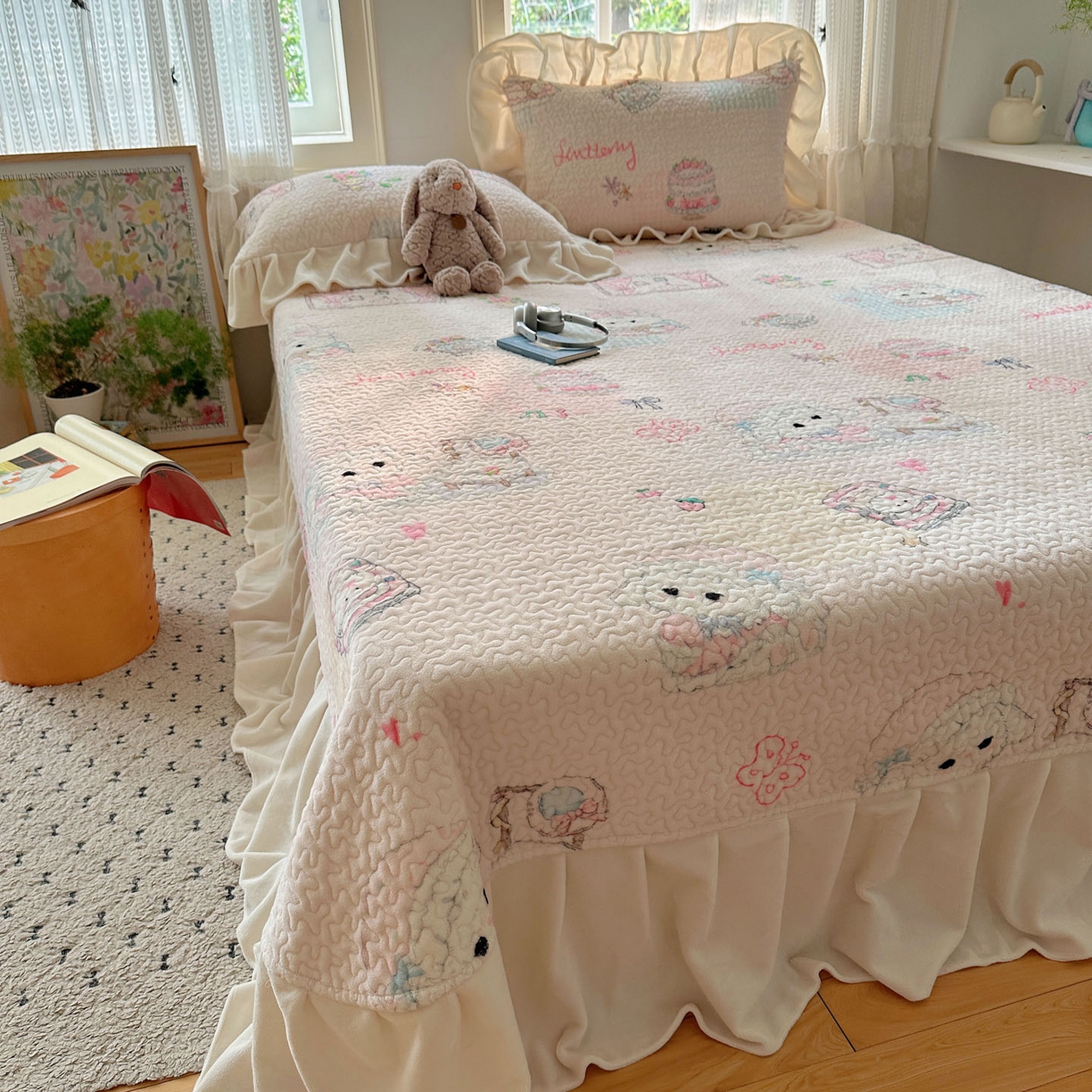 91家纺网 家纺一手货源 找家纺 红嘴企鹅 2025新款花边加厚牛奶绒单品床盖单件床盖三件套 生日Party