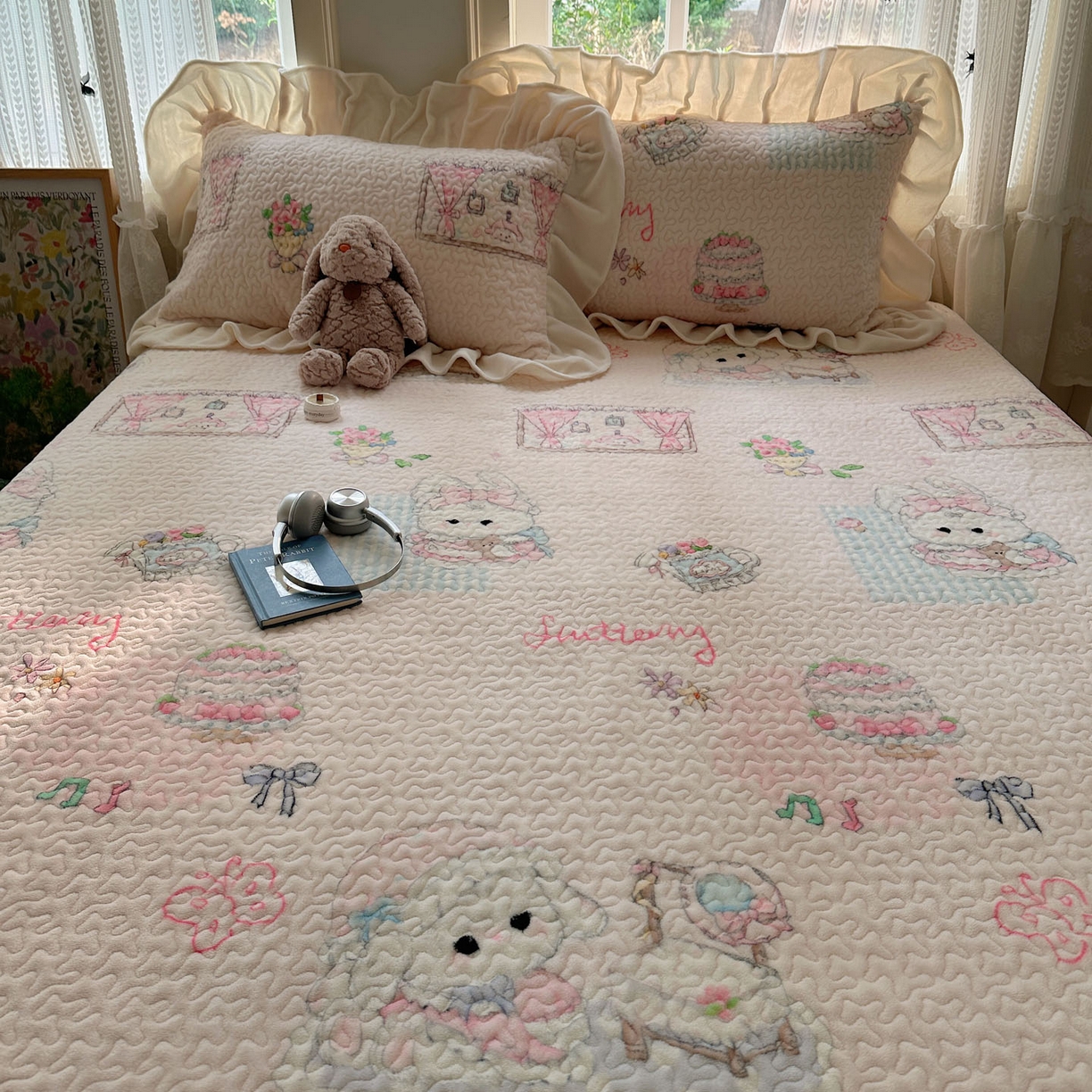 91家纺网 家纺一手货源 找家纺 红嘴企鹅 2025新款花边加厚牛奶绒单品床盖单件床盖三件套 生日Party