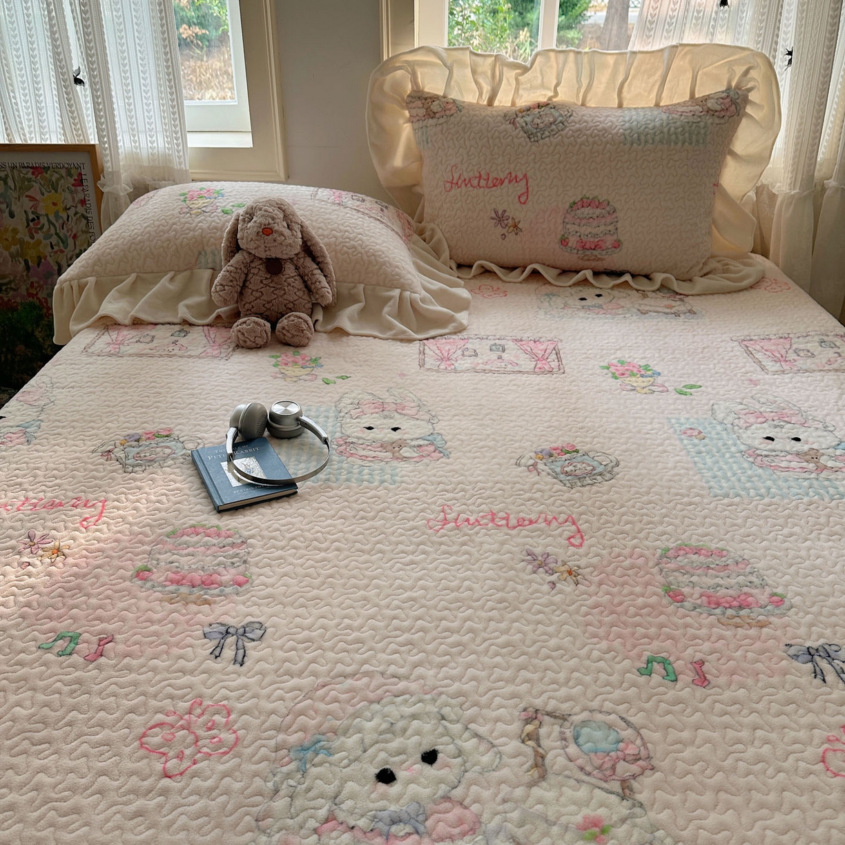 91家纺网 家纺一手货源 找家纺 红嘴企鹅 2025新款花边加厚牛奶绒单品床盖单件床盖三件套 生日Party