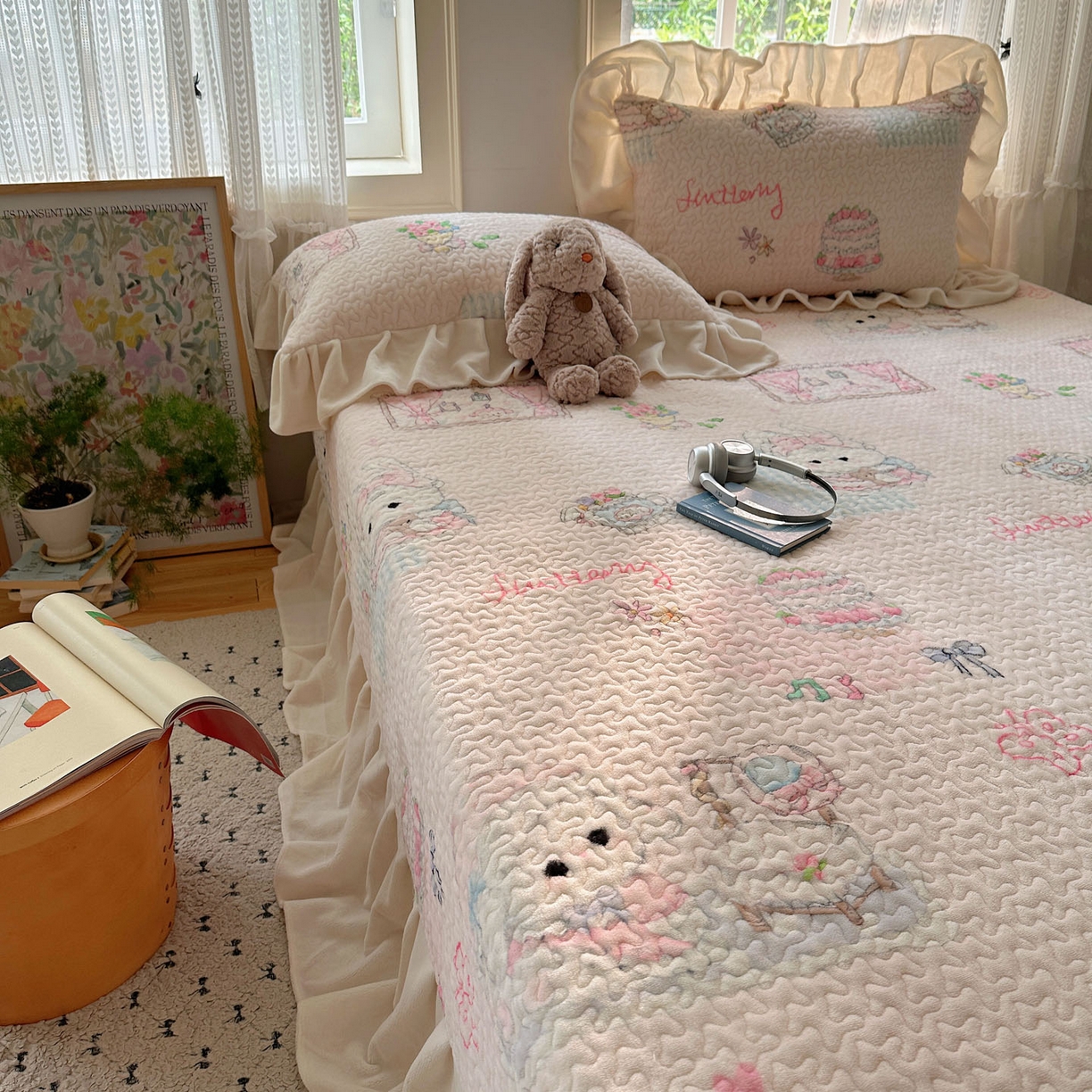 91家纺网 家纺一手货源 找家纺 红嘴企鹅 2025新款花边加厚牛奶绒单品床盖单件床盖三件套 生日Party