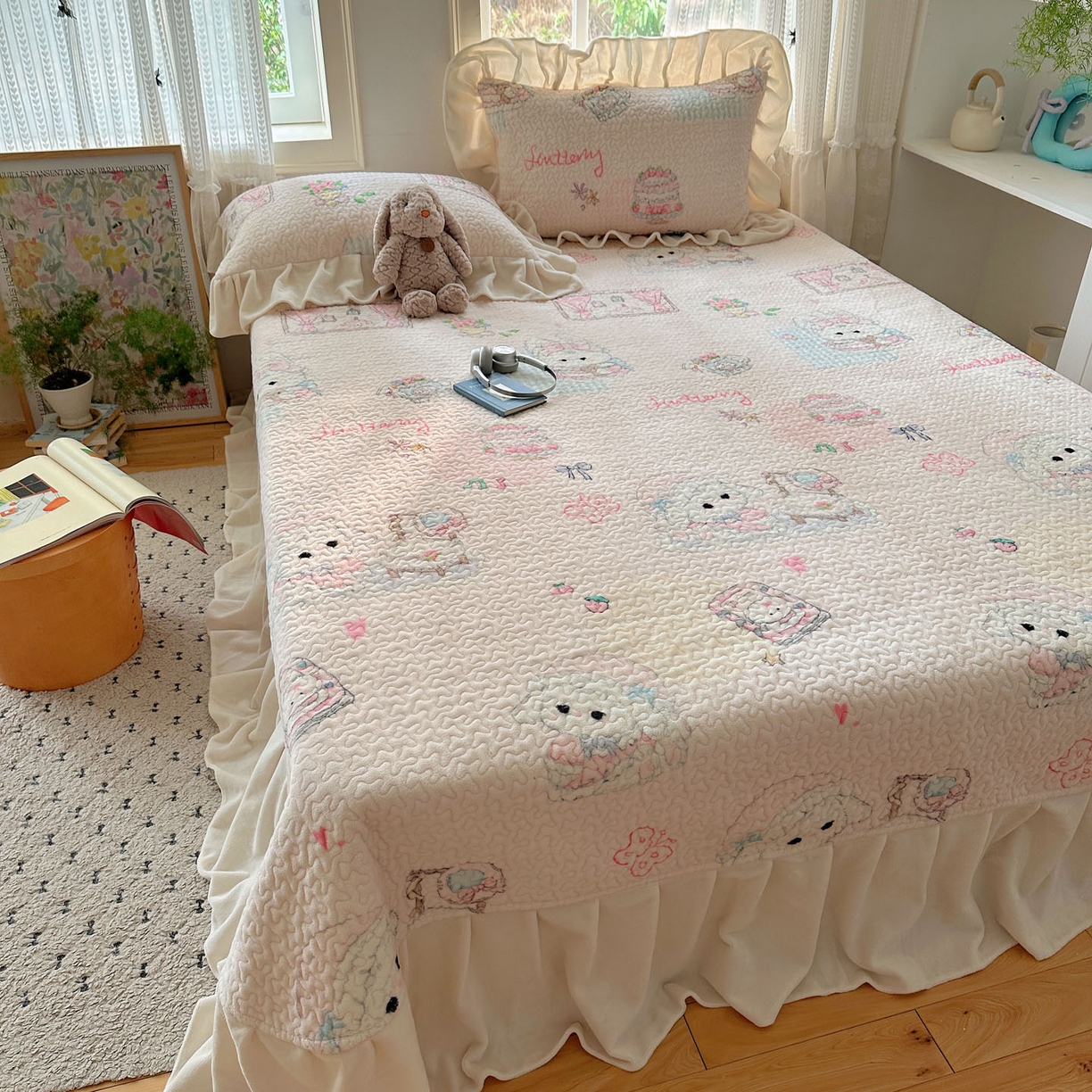 91家纺网 家纺一手货源 找家纺 红嘴企鹅 2025新款花边加厚牛奶绒单品床盖单件床盖三件套 生日Party