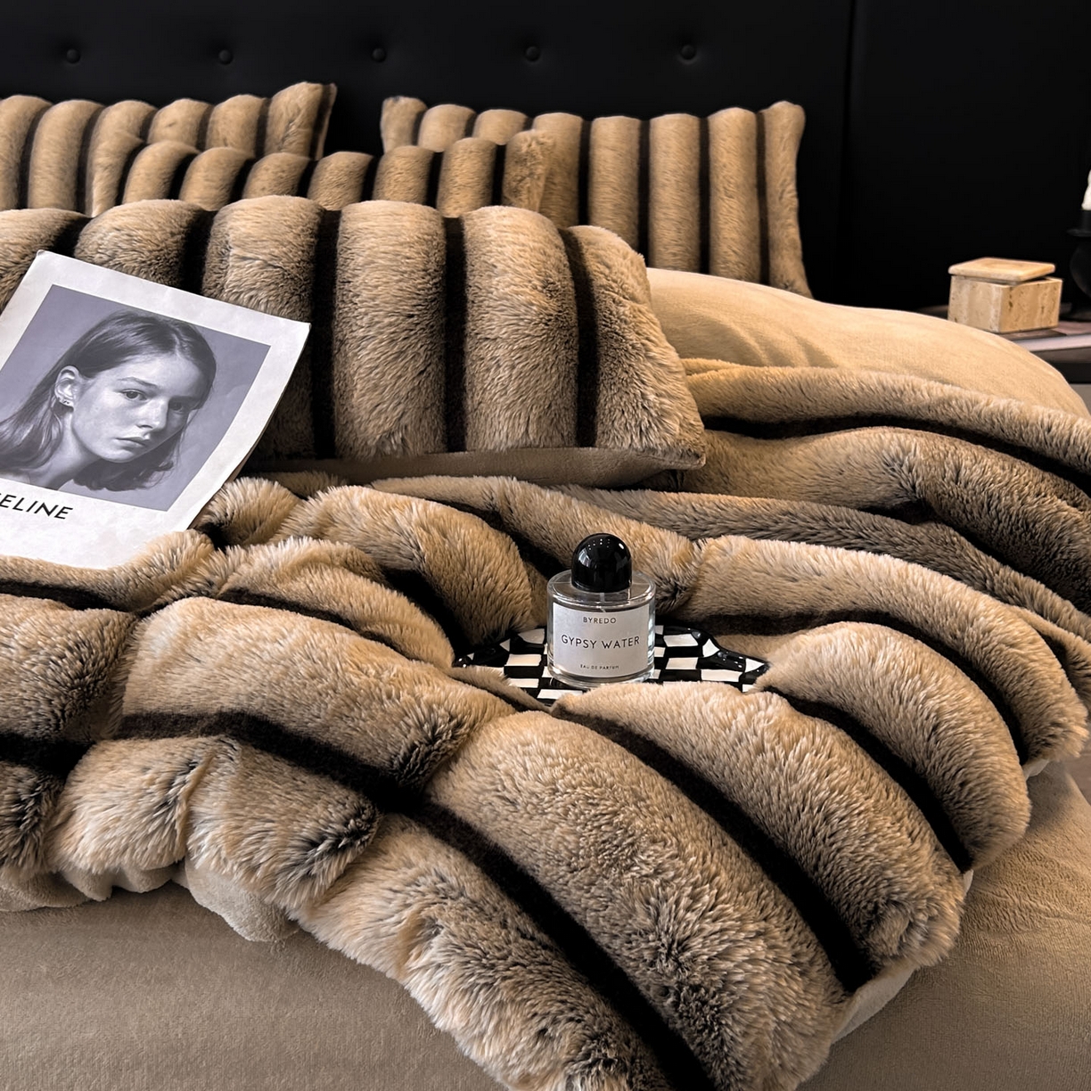 91家纺网 家纺一手货源 找家纺 丝印良品 2025新款条纹兔毛绒牛奶绒四件套 卡其