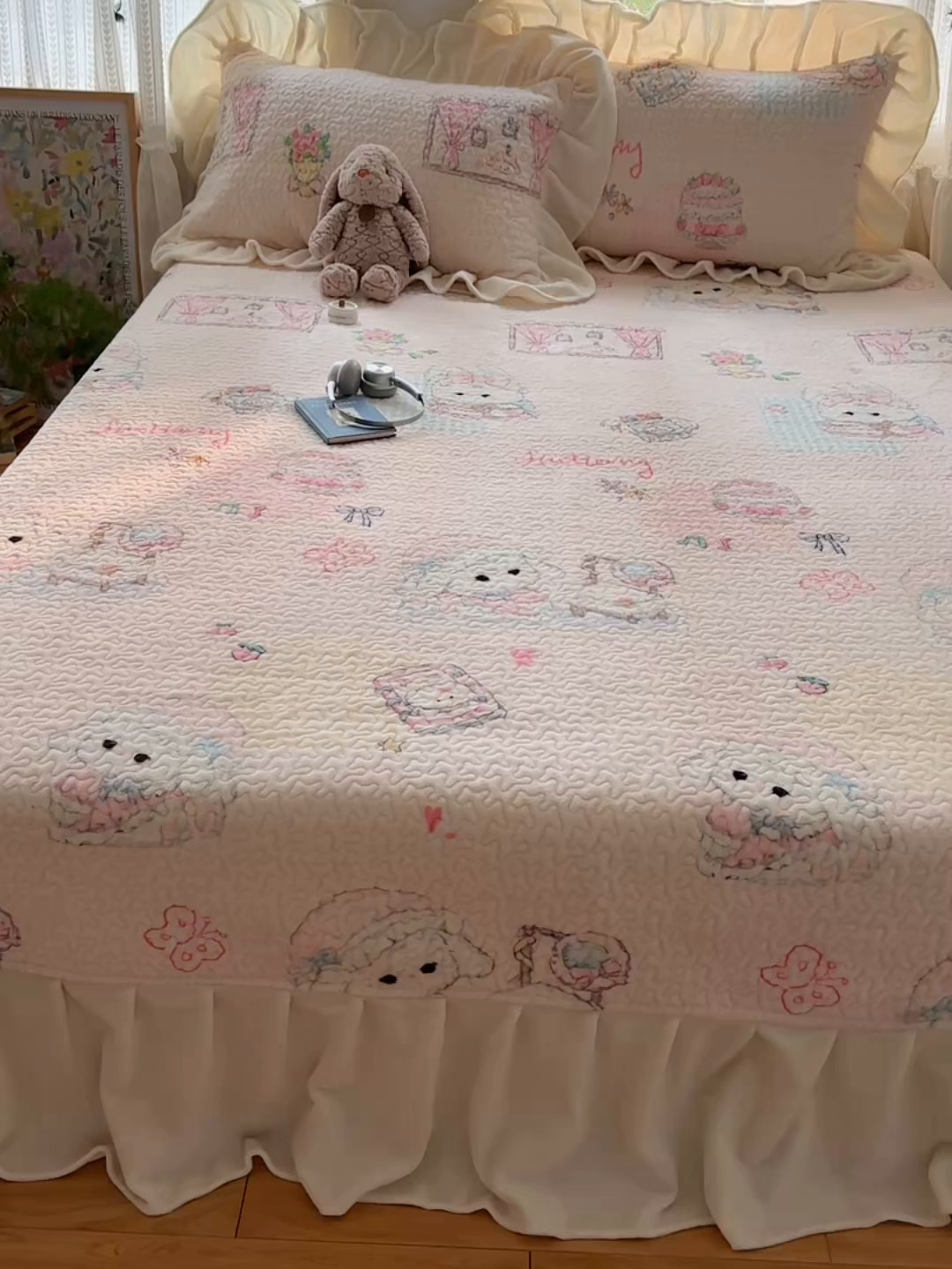 91家纺网 家纺一手货源 找家纺 红嘴企鹅 2025新款花边加厚牛奶绒单品床盖单件床盖三件套 生日Party