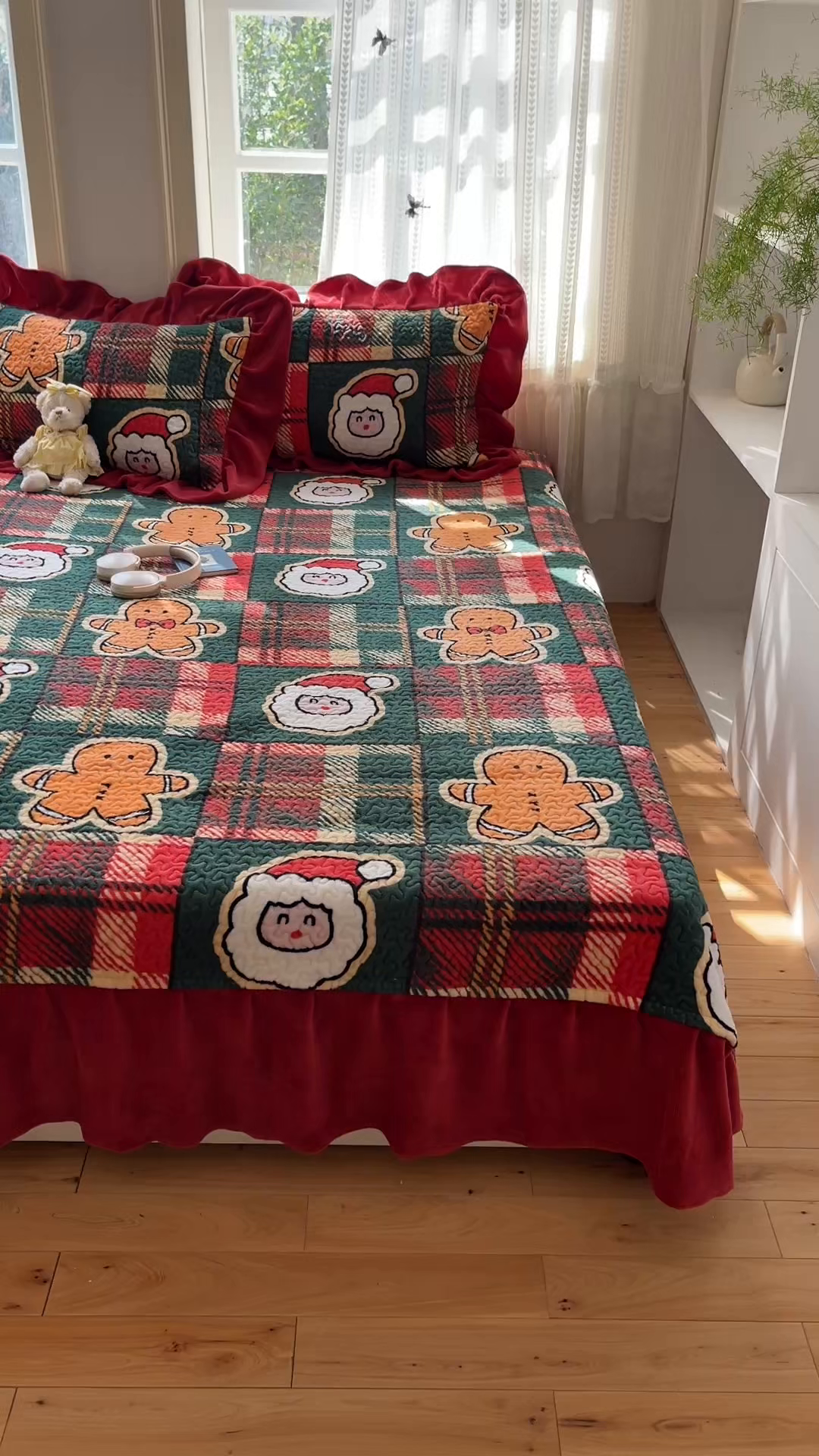 91家纺网 家纺一手货源 找家纺 红嘴企鹅 2025新款花边加厚牛奶绒单品床盖单件床盖三件套 圣诞老人