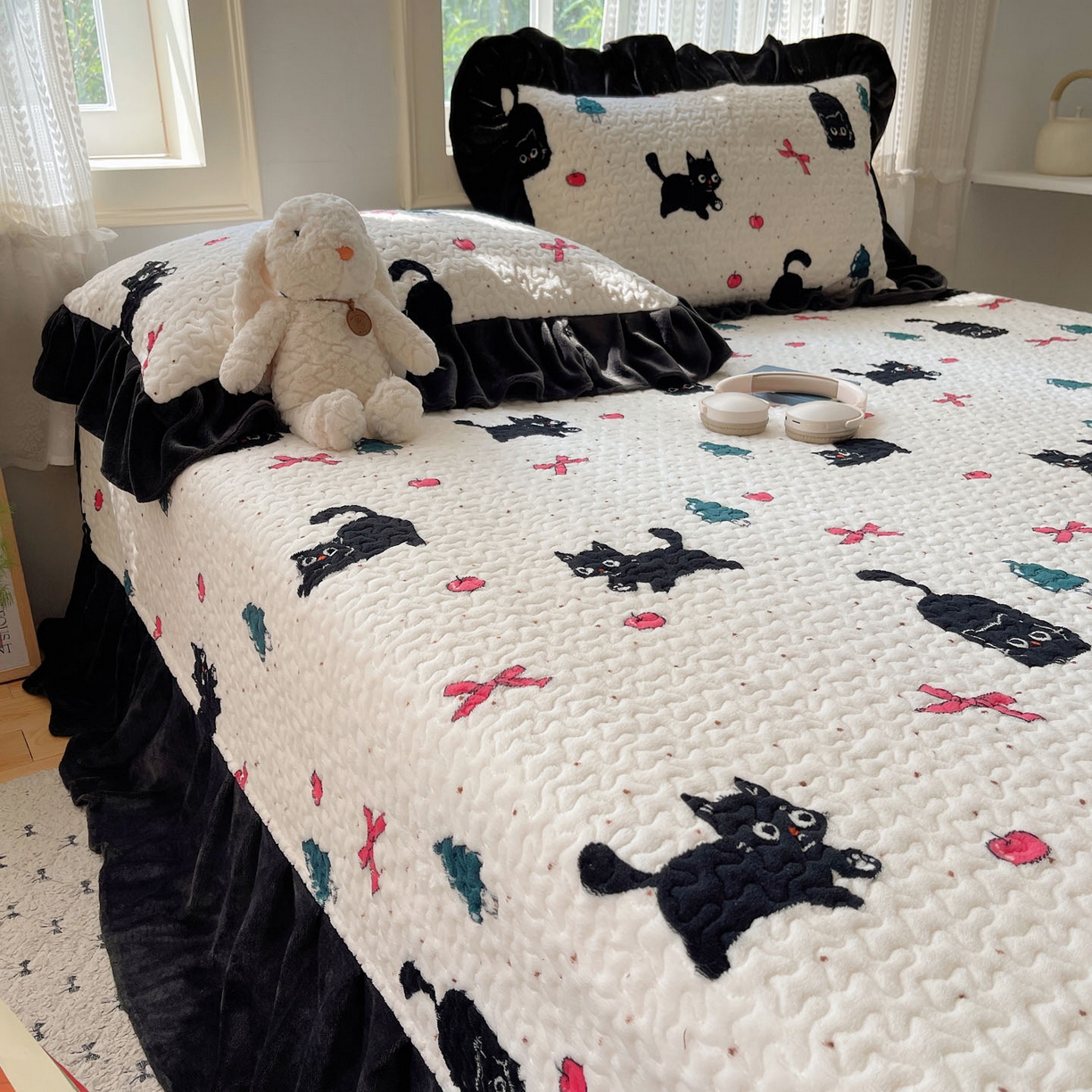 91家纺网 家纺一手货源 找家纺 红嘴企鹅 2025新款花边加厚牛奶绒单品床盖单件床盖三件套 圣诞猫