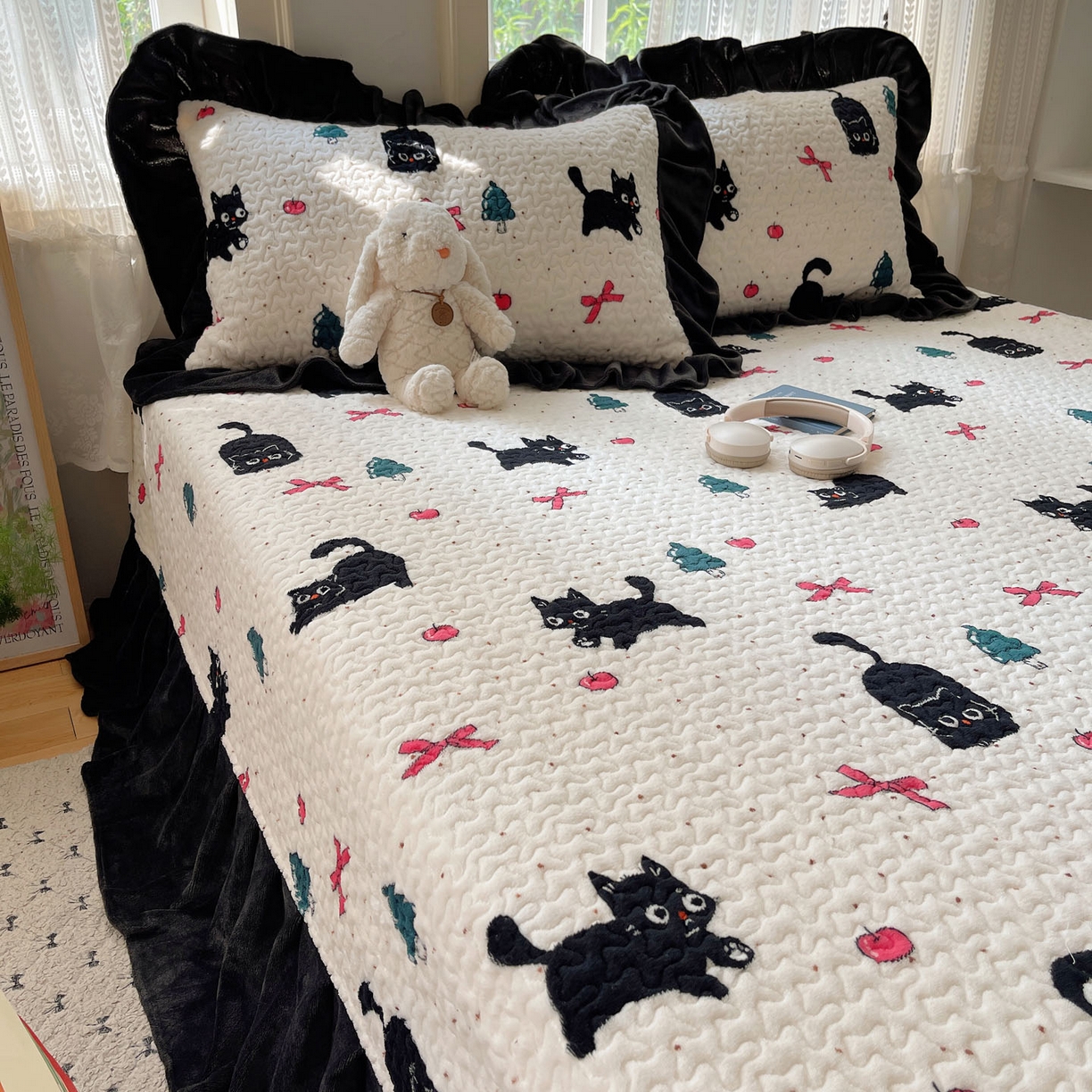 91家纺网 家纺一手货源 找家纺 红嘴企鹅 2025新款花边加厚牛奶绒单品床盖单件床盖三件套 圣诞猫