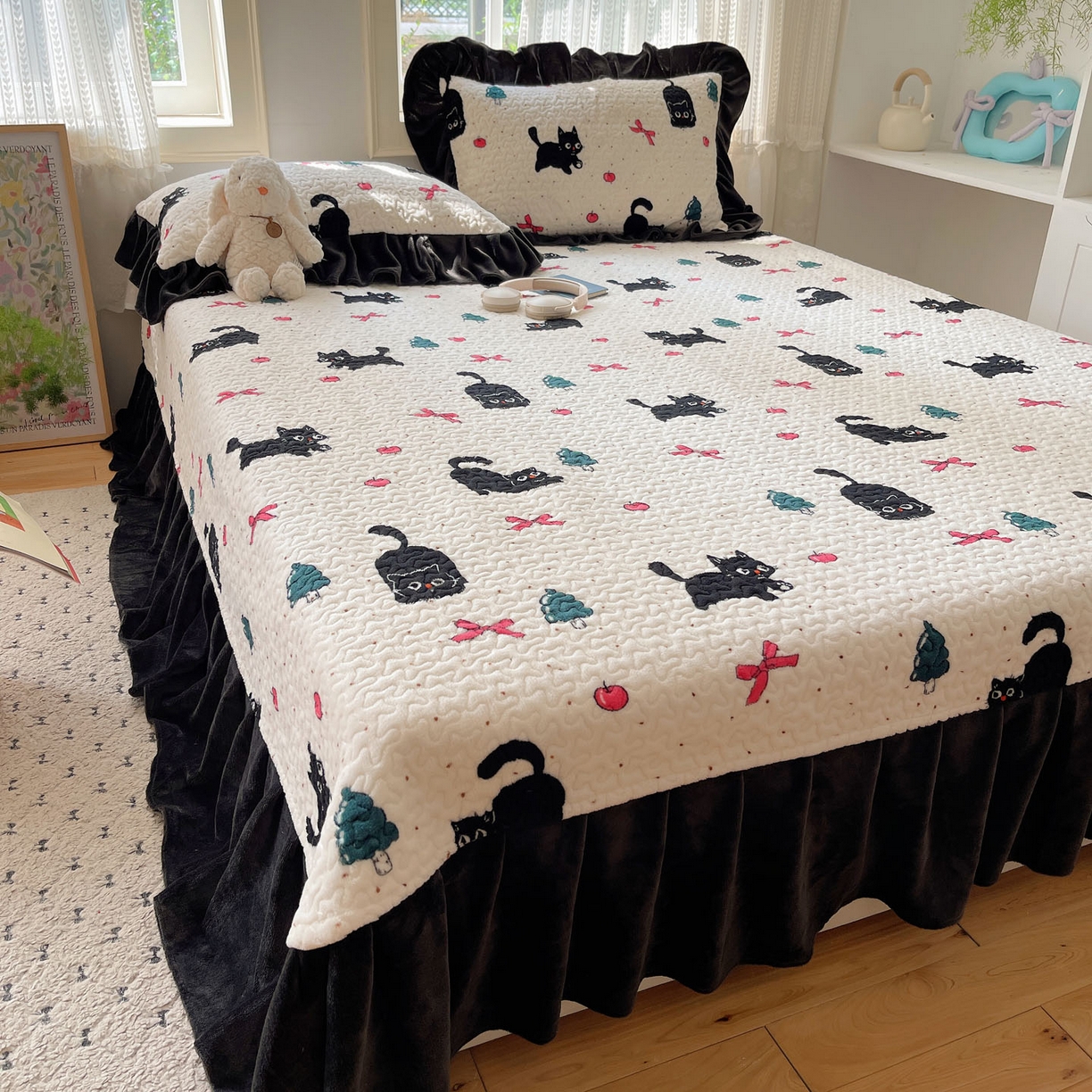 91家纺网 家纺一手货源 找家纺 红嘴企鹅 2025新款花边加厚牛奶绒单品床盖单件床盖三件套 圣诞猫