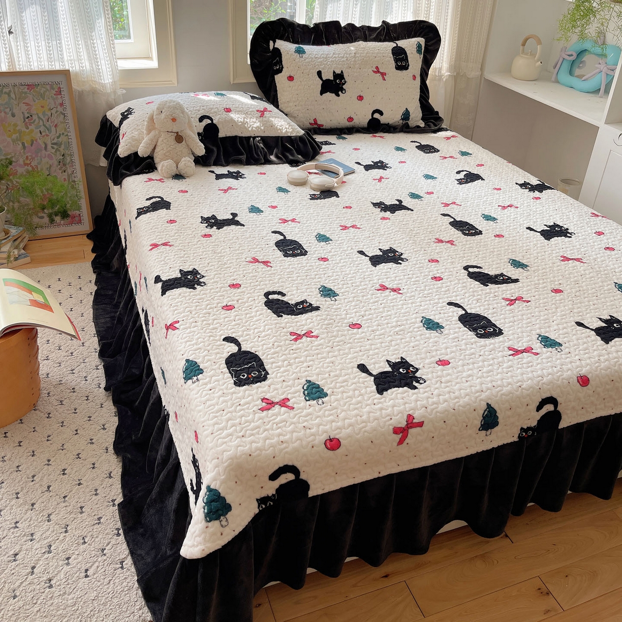 91家纺网 家纺一手货源 找家纺 红嘴企鹅 2025新款花边加厚牛奶绒单品床盖单件床盖三件套 圣诞猫