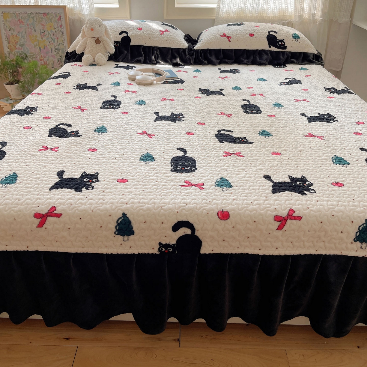 91家纺网 家纺一手货源 找家纺 红嘴企鹅 2025新款花边加厚牛奶绒单品床盖单件床盖三件套 圣诞猫