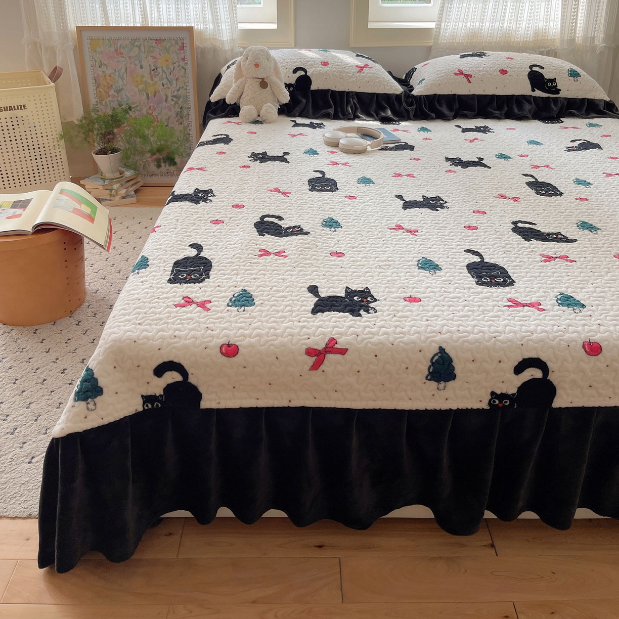 91家纺网 家纺一手货源 找家纺 红嘴企鹅 2025新款花边加厚牛奶绒单品床盖单件床盖三件套 圣诞猫