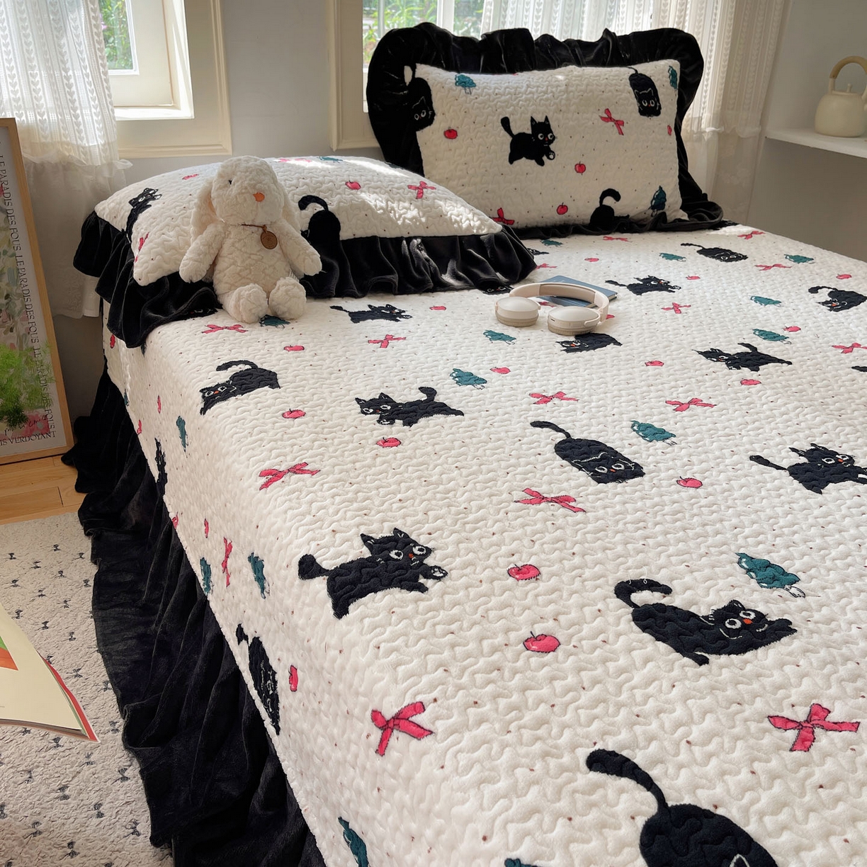 91家纺网 家纺一手货源 找家纺 红嘴企鹅 2025新款花边加厚牛奶绒单品床盖单件床盖三件套 圣诞猫