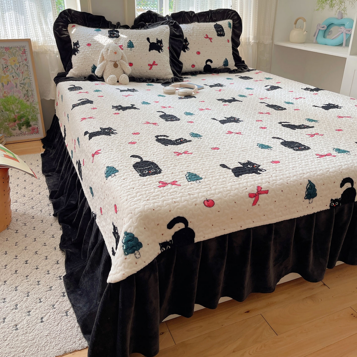 91家纺网 家纺一手货源 找家纺 红嘴企鹅 2025新款花边加厚牛奶绒单品床盖单件床盖三件套 圣诞猫