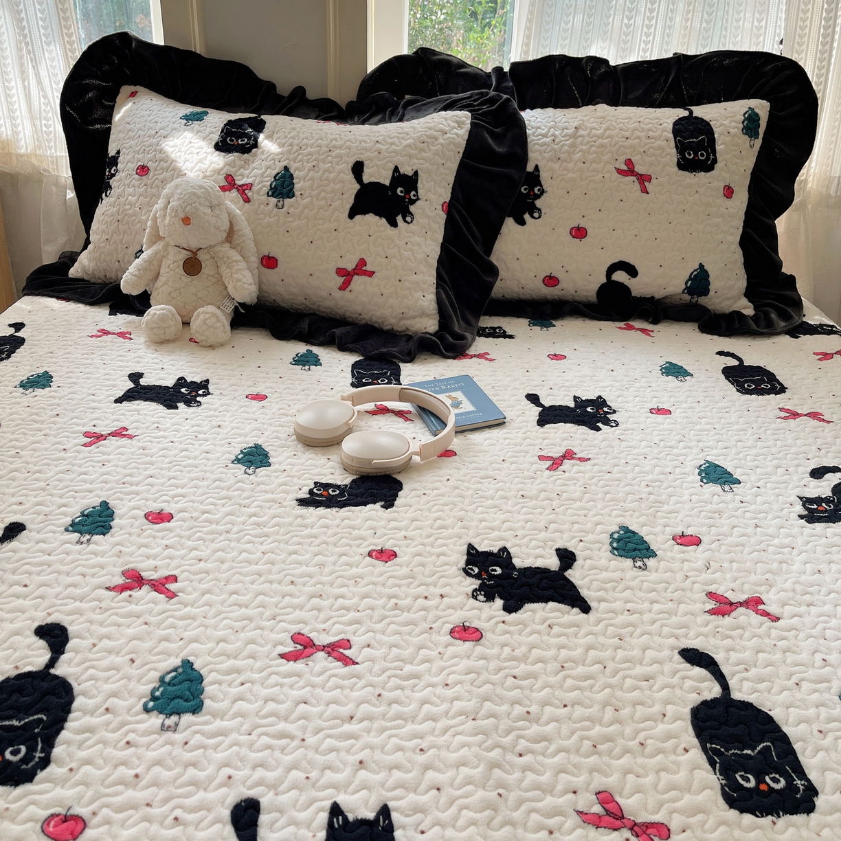 91家纺网 家纺一手货源 找家纺 红嘴企鹅 2025新款花边加厚牛奶绒单品床盖单件床盖三件套 圣诞猫