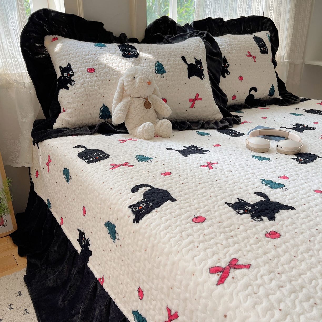 91家纺网 家纺一手货源 找家纺 红嘴企鹅 2025新款花边加厚牛奶绒单品床盖单件床盖三件套 圣诞猫