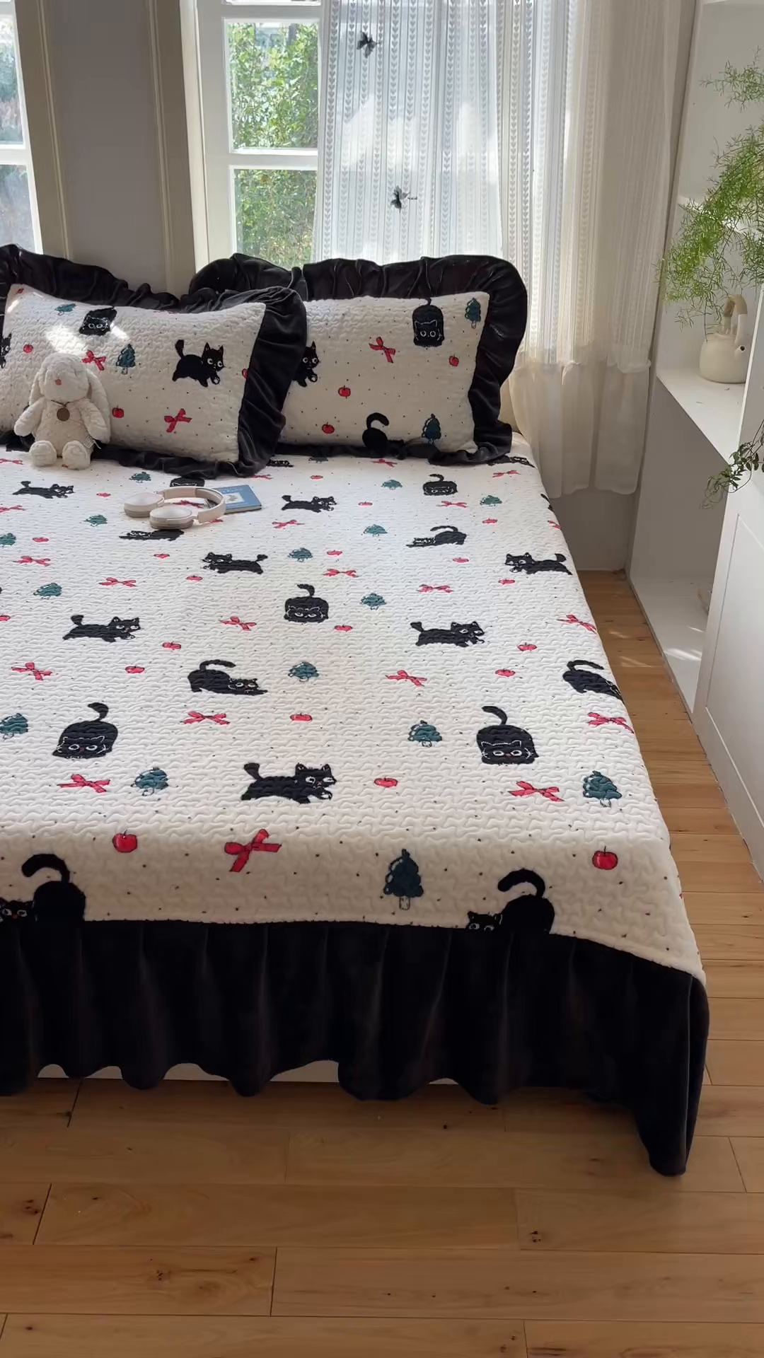 91家纺网 家纺一手货源 找家纺 红嘴企鹅 2025新款花边加厚牛奶绒单品床盖单件床盖三件套 圣诞猫