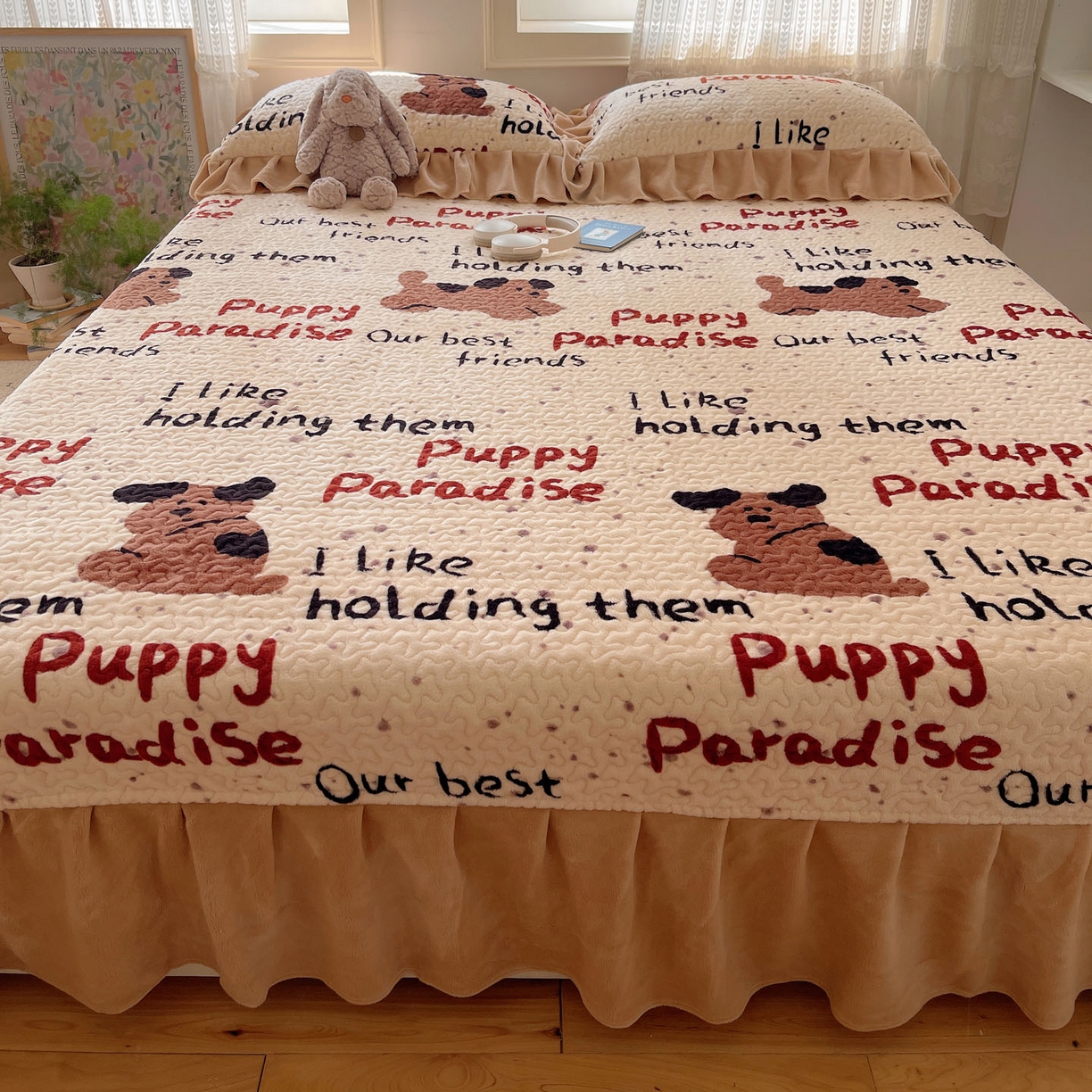 91家纺网 家纺一手货源 找家纺 红嘴企鹅 2025新款花边加厚牛奶绒单品床盖单件床盖三件套 淘气狗