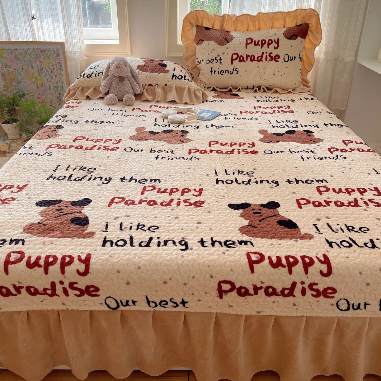 91家纺网 家纺一手货源 找家纺 红嘴企鹅 2025新款花边加厚牛奶绒单品床盖单件床盖三件套 淘气狗