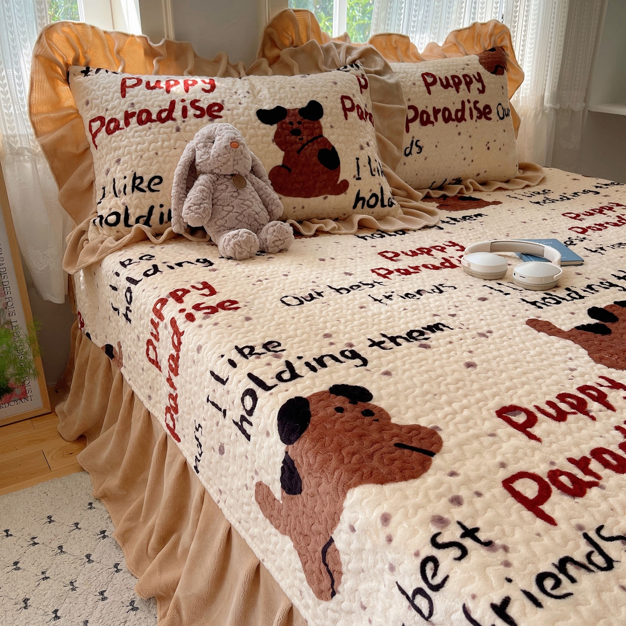 91家纺网 家纺一手货源 找家纺 红嘴企鹅 2025新款花边加厚牛奶绒单品床盖单件床盖三件套 淘气狗