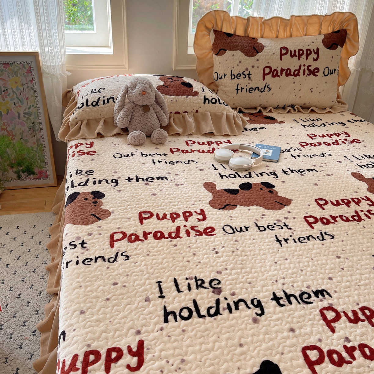 91家纺网 家纺一手货源 找家纺 红嘴企鹅 2025新款花边加厚牛奶绒单品床盖单件床盖三件套 淘气狗