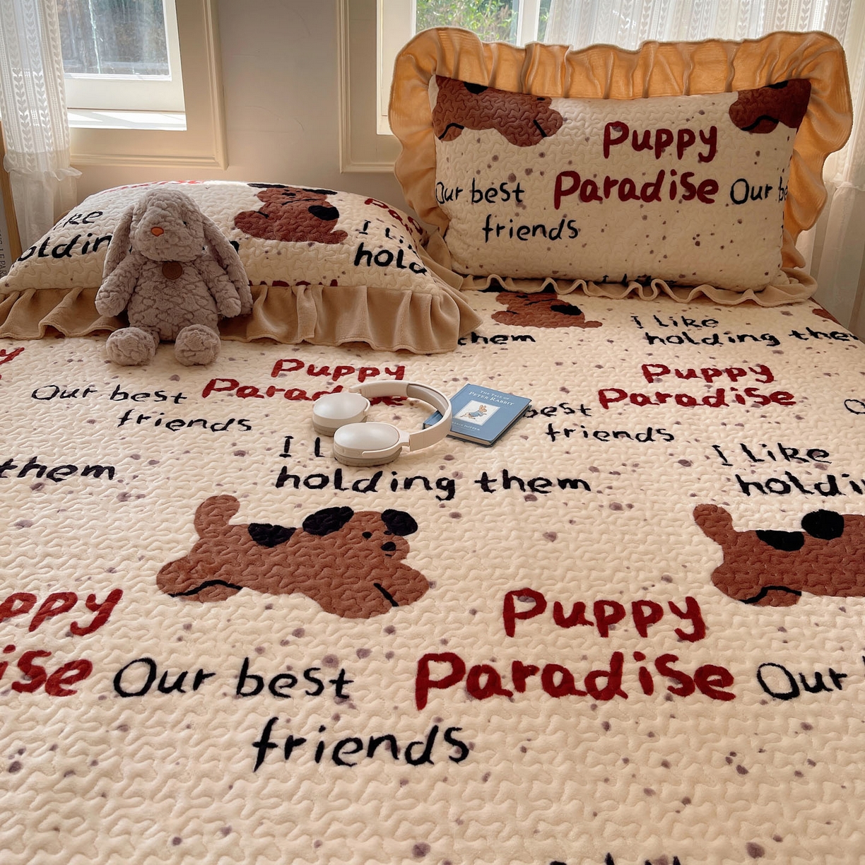 91家纺网 家纺一手货源 找家纺 红嘴企鹅 2025新款花边加厚牛奶绒单品床盖单件床盖三件套 淘气狗