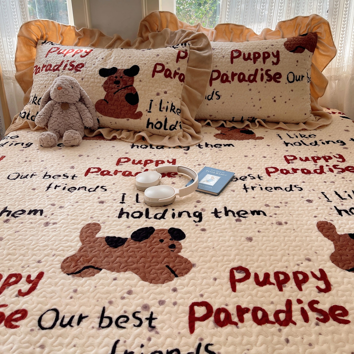 91家纺网 家纺一手货源 找家纺 红嘴企鹅 2025新款花边加厚牛奶绒单品床盖单件床盖三件套 淘气狗