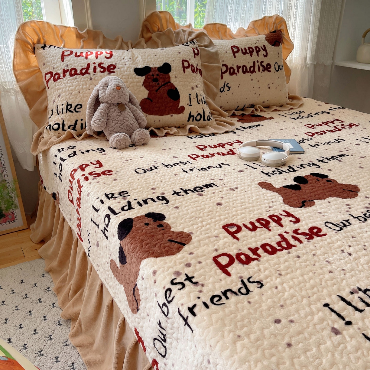 91家纺网 家纺一手货源 找家纺 红嘴企鹅 2025新款花边加厚牛奶绒单品床盖单件床盖三件套 淘气狗