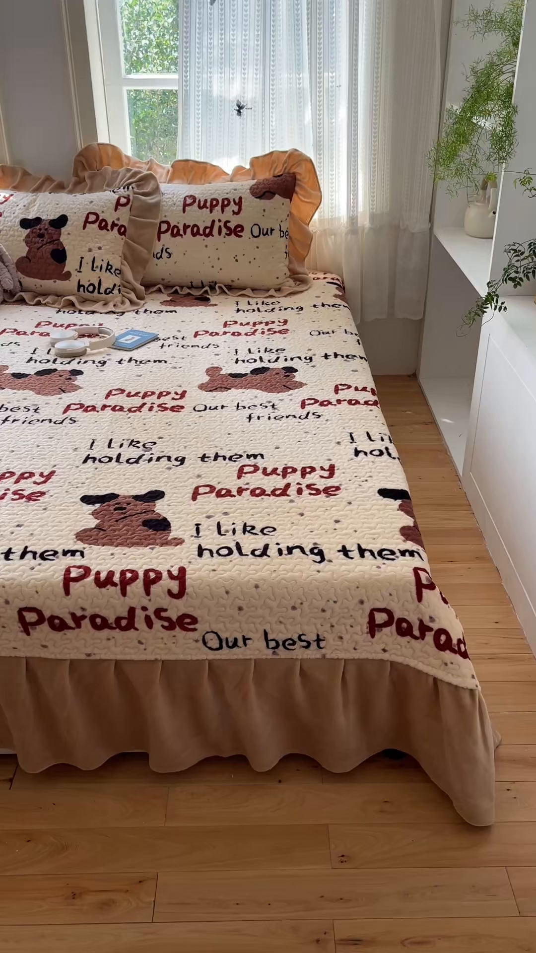 91家纺网 家纺一手货源 找家纺 红嘴企鹅 2025新款花边加厚牛奶绒单品床盖单件床盖三件套 淘气狗