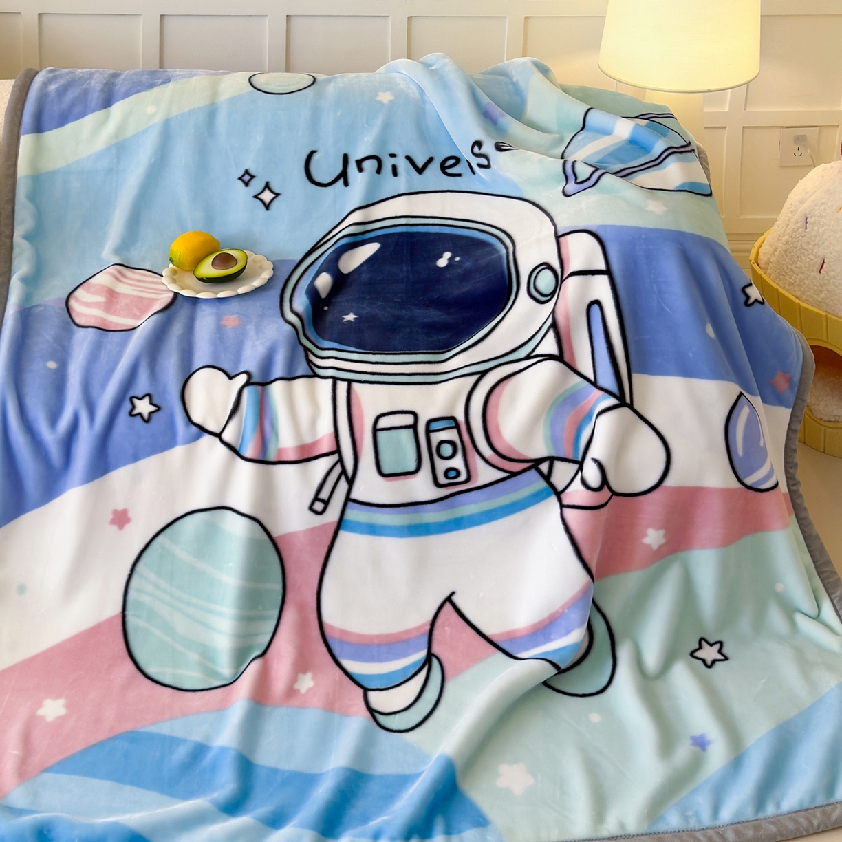 91家纺网 家纺一手货源 找家纺 舒隅家纺 2025新款大版印花云毯毛毯毯子 小小太空人