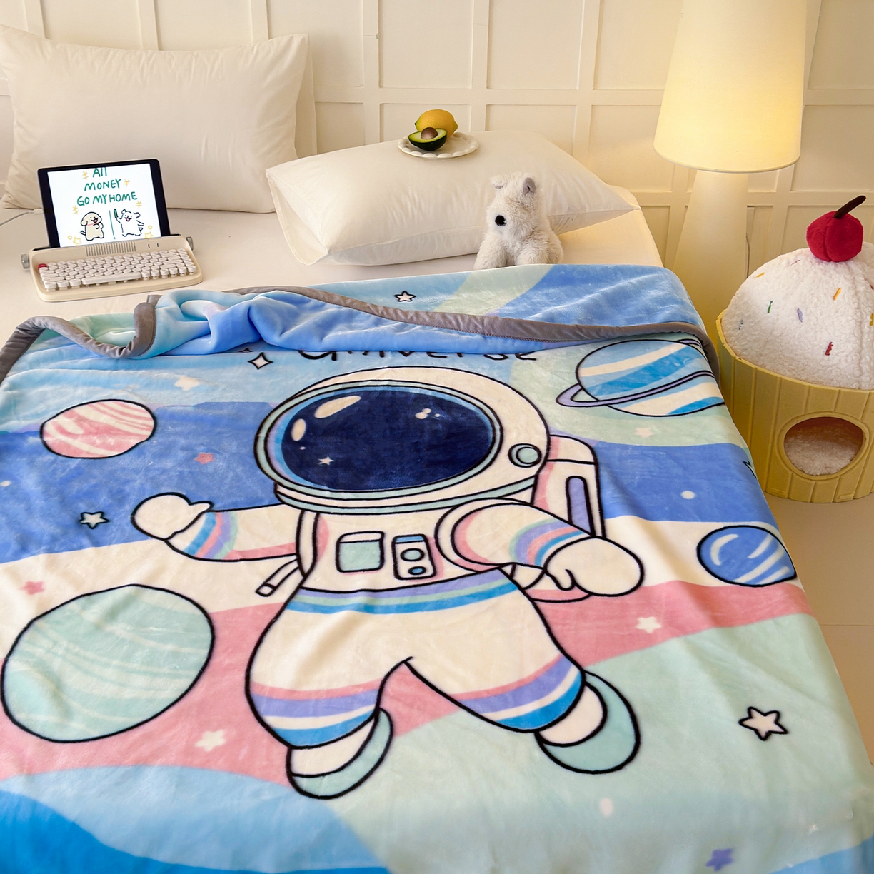 91家纺网 家纺一手货源 找家纺 舒隅家纺 2025新款大版印花云毯毛毯毯子 小小太空人