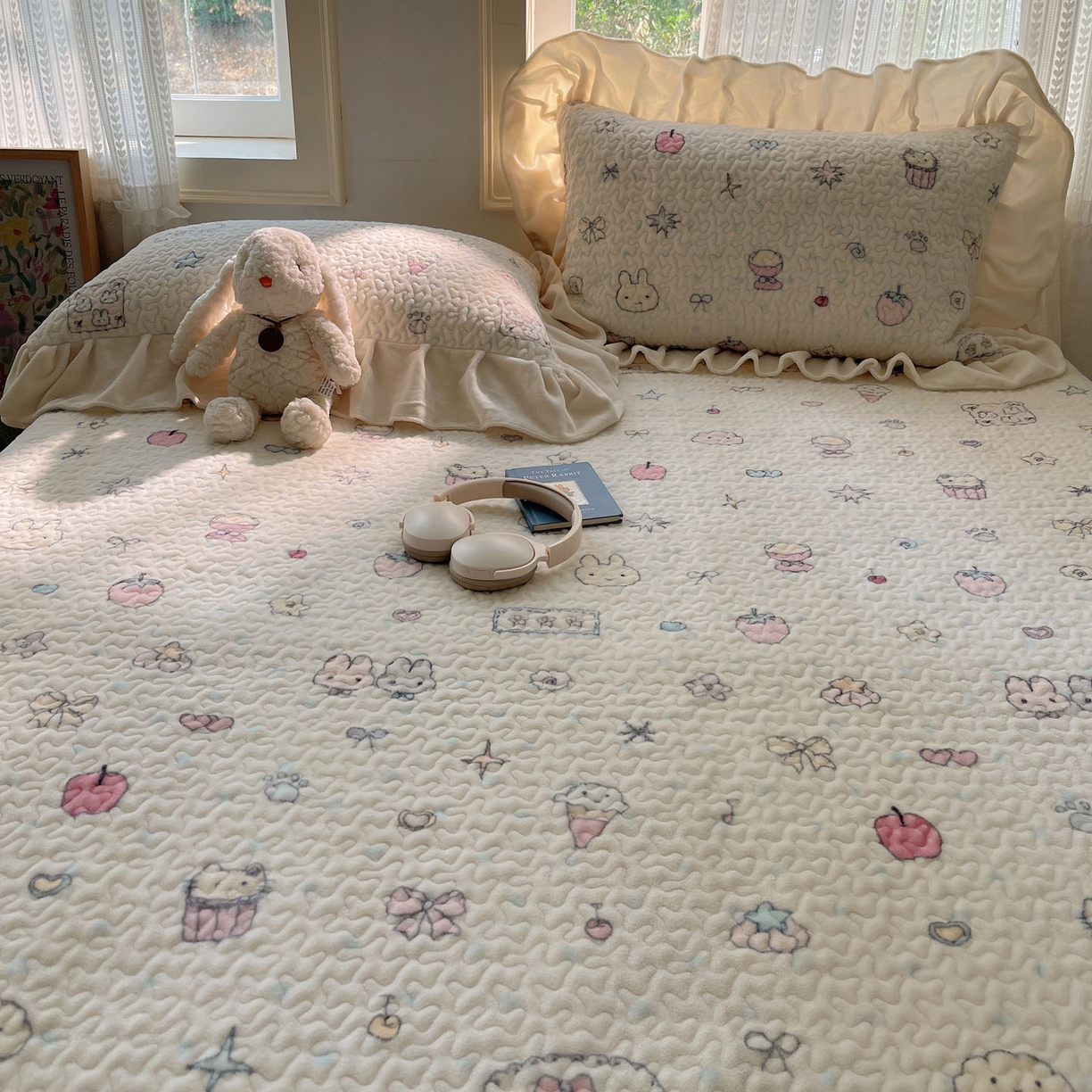 91家纺网 家纺一手货源 找家纺 红嘴企鹅 2025新款花边加厚牛奶绒单品床盖单件床盖三件套 小星甜点