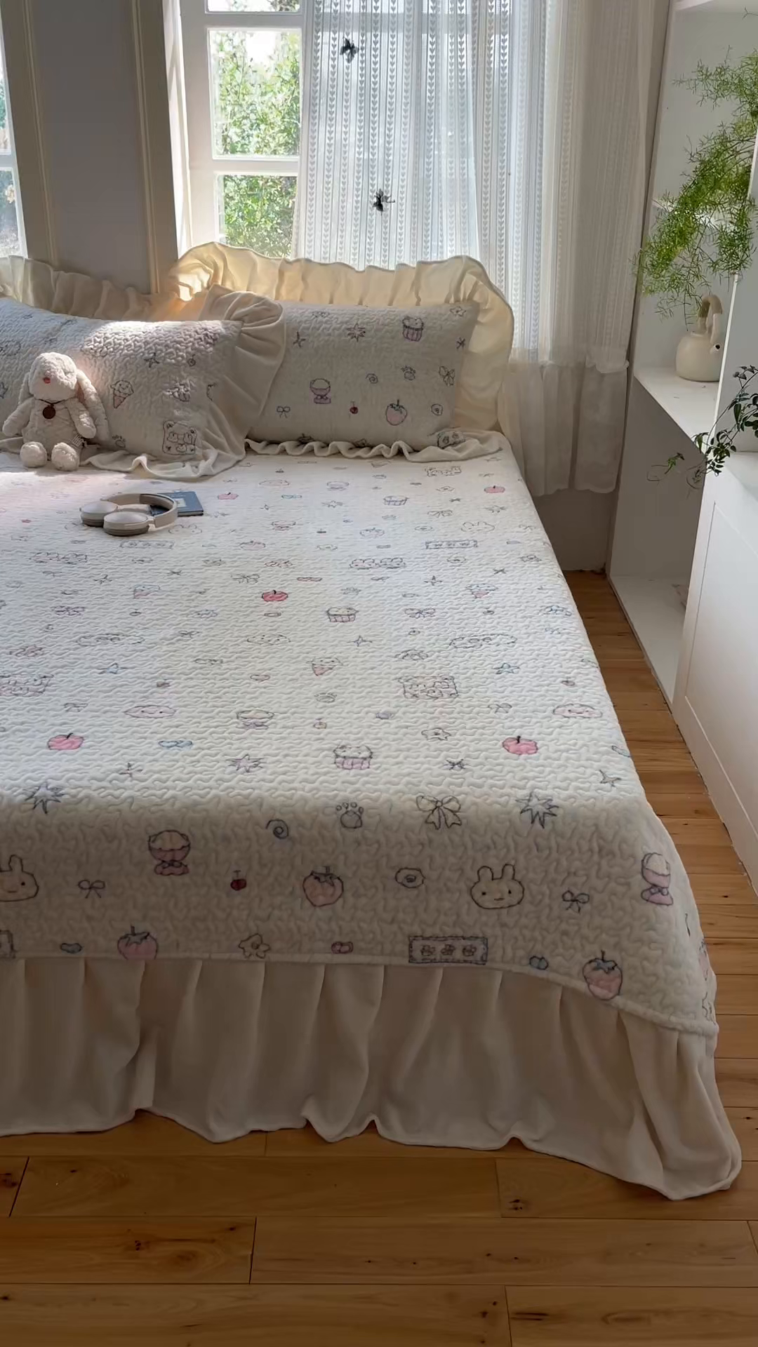 91家纺网 家纺一手货源 找家纺 红嘴企鹅 2025新款花边加厚牛奶绒单品床盖单件床盖三件套 小星甜点