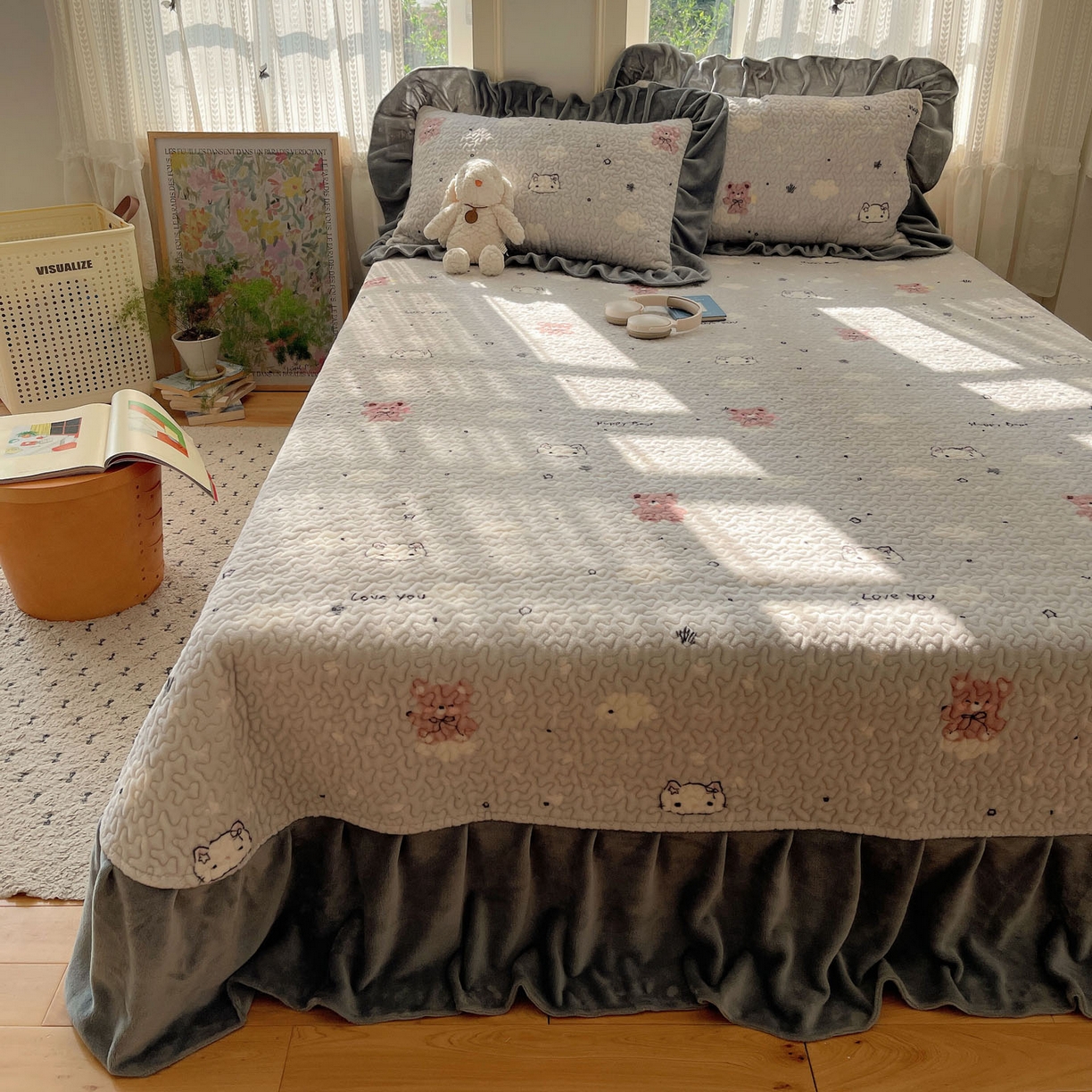 91家纺网 家纺一手货源 找家纺 红嘴企鹅 2025新款花边加厚牛奶绒单品床盖单件床盖三件套 星云小熊