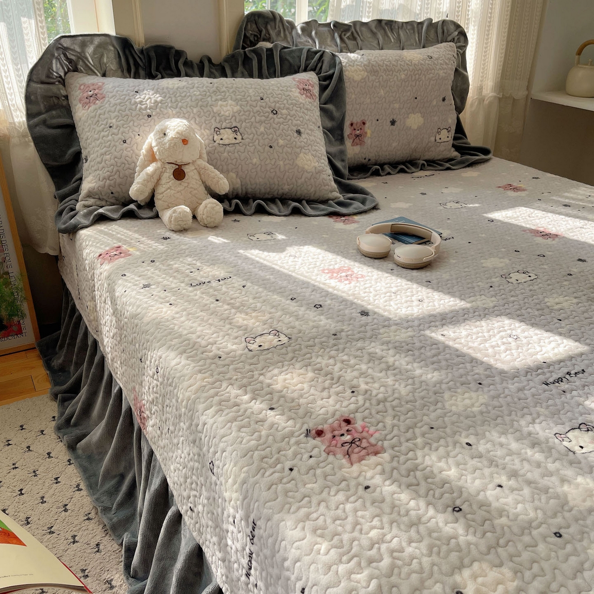 91家纺网 家纺一手货源 找家纺 红嘴企鹅 2025新款花边加厚牛奶绒单品床盖单件床盖三件套 星云小熊