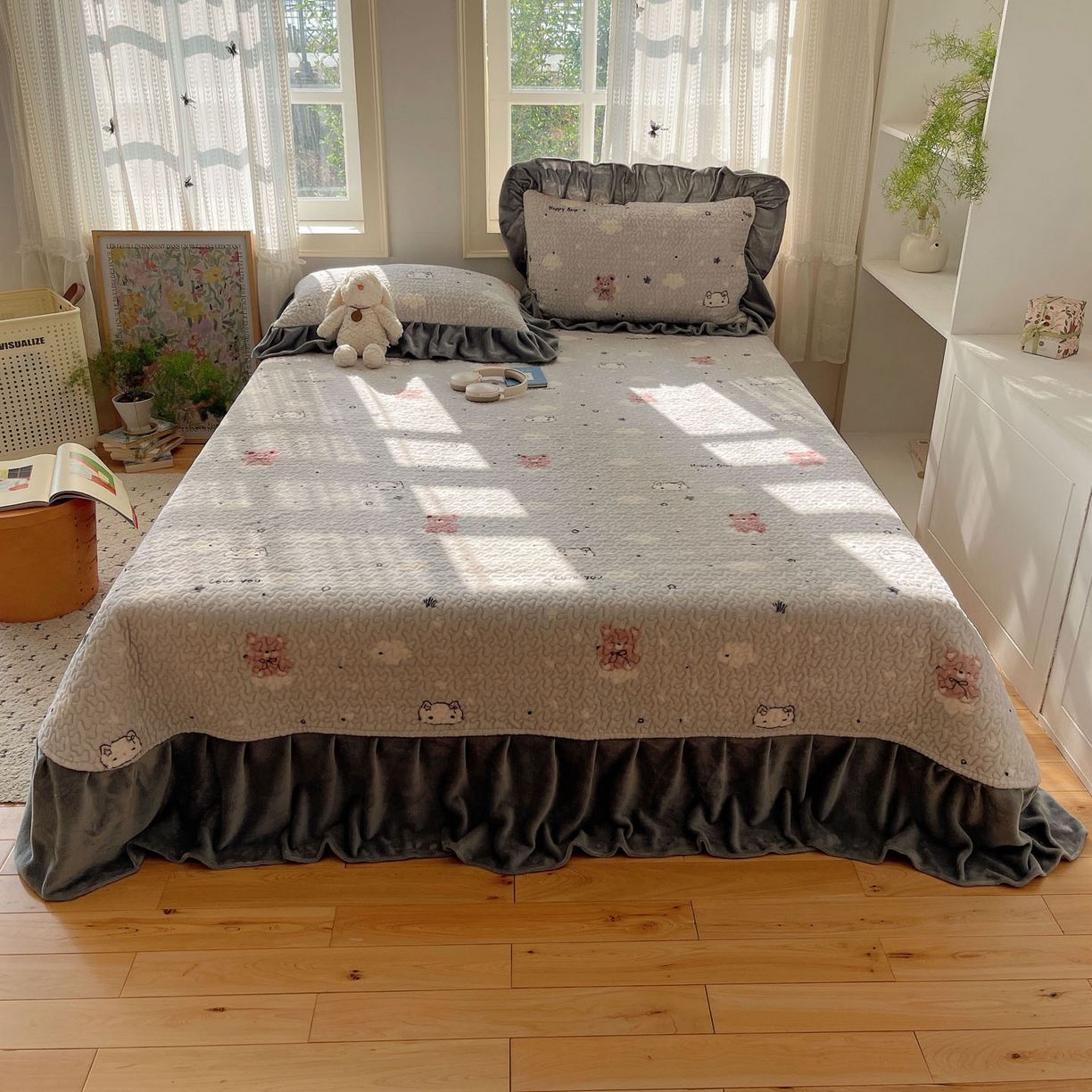 91家纺网 家纺一手货源 找家纺 红嘴企鹅 2025新款花边加厚牛奶绒单品床盖单件床盖三件套 星云小熊