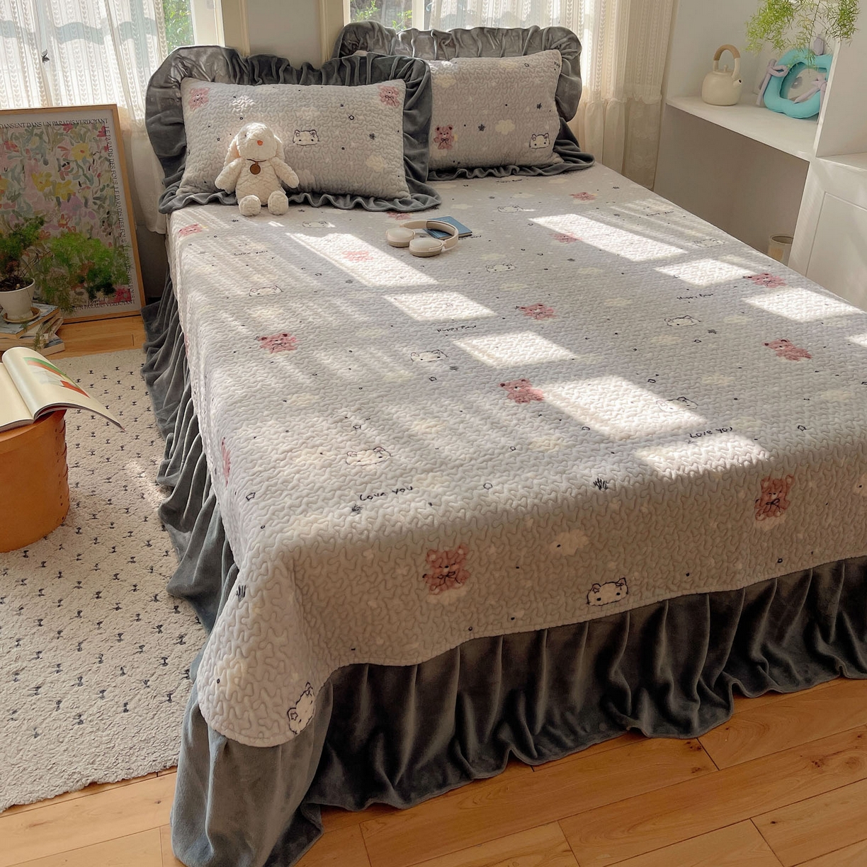 91家纺网 家纺一手货源 找家纺 红嘴企鹅 2025新款花边加厚牛奶绒单品床盖单件床盖三件套 星云小熊