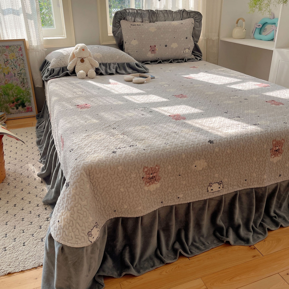 91家纺网 家纺一手货源 找家纺 红嘴企鹅 2025新款花边加厚牛奶绒单品床盖单件床盖三件套 星云小熊