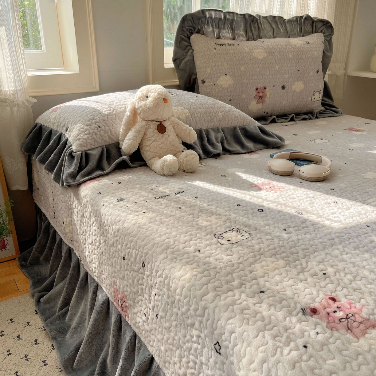 91家纺网 家纺一手货源 找家纺 红嘴企鹅 2025新款花边加厚牛奶绒单品床盖单件床盖三件套 星云小熊