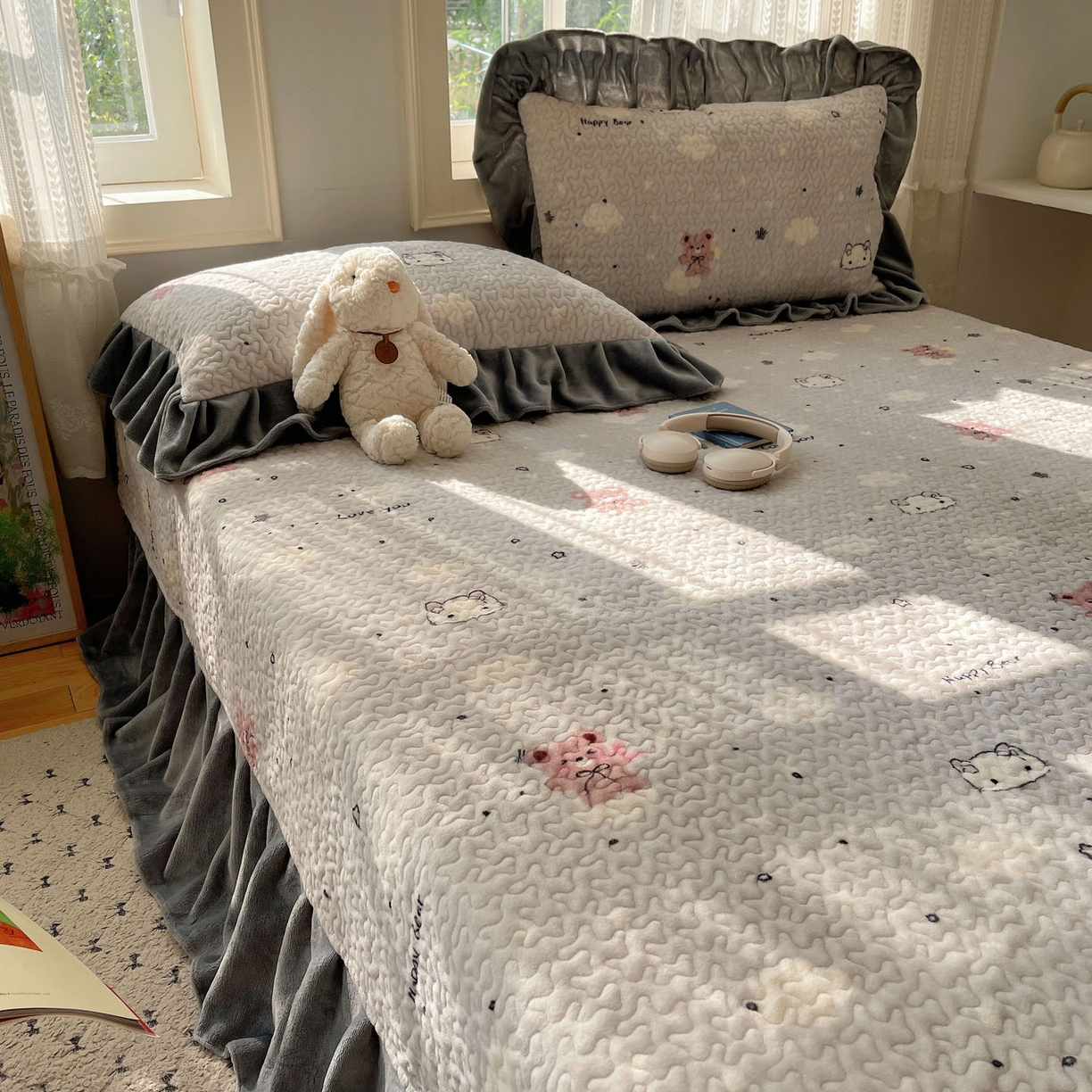 91家纺网 家纺一手货源 找家纺 红嘴企鹅 2025新款花边加厚牛奶绒单品床盖单件床盖三件套 星云小熊