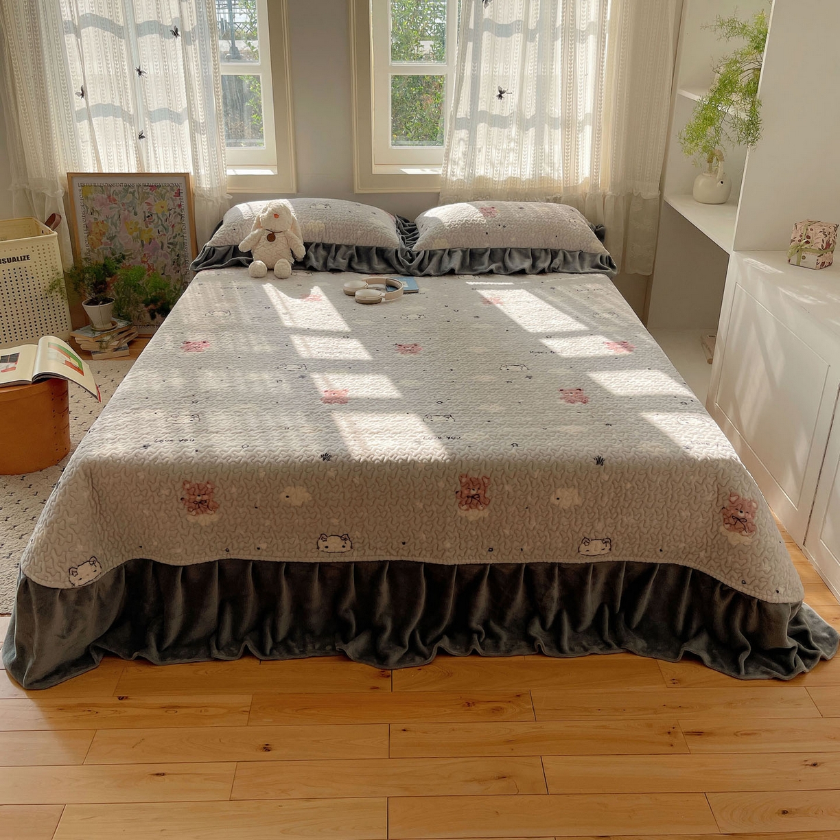 91家纺网 家纺一手货源 找家纺 红嘴企鹅 2025新款花边加厚牛奶绒单品床盖单件床盖三件套 星云小熊