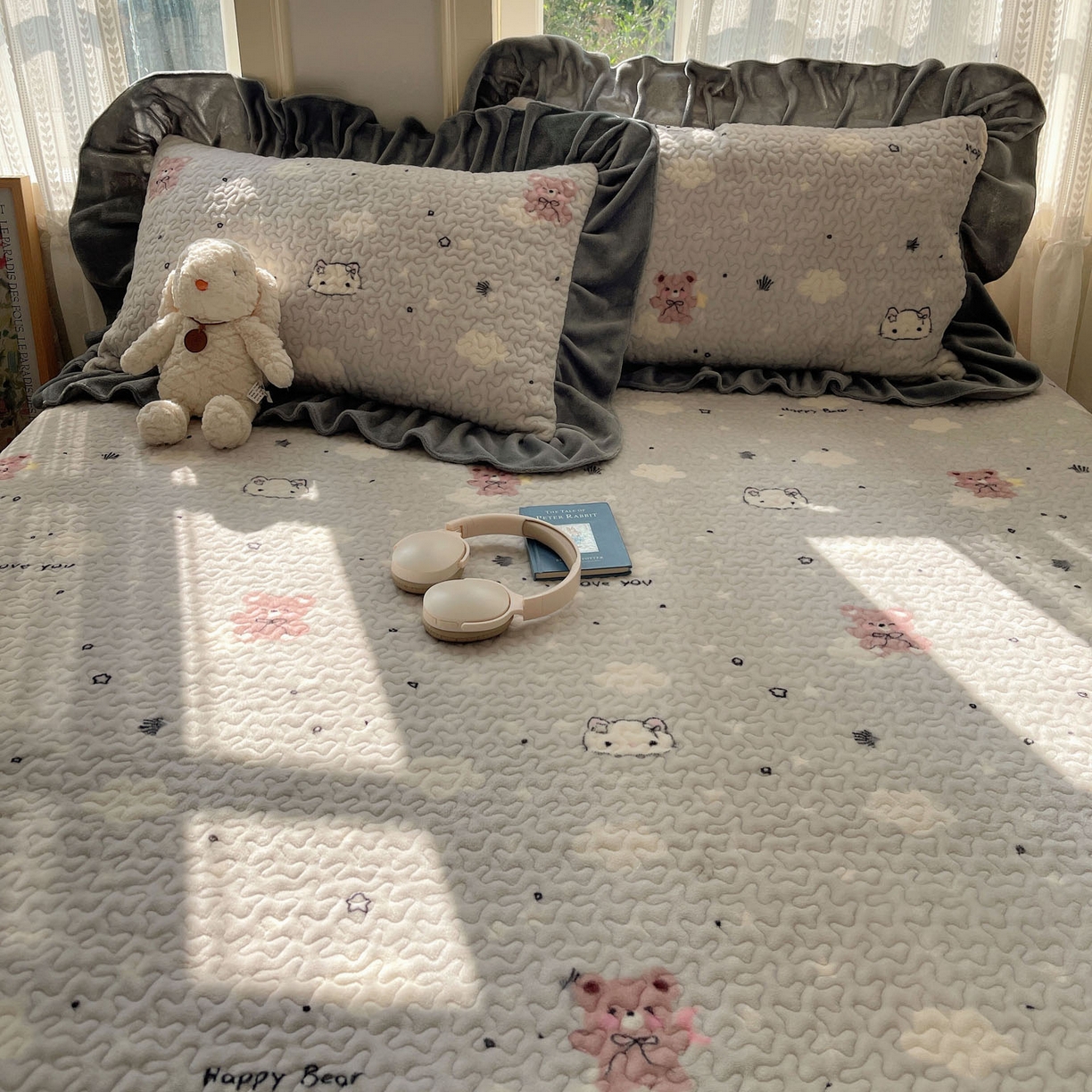 91家纺网 家纺一手货源 找家纺 红嘴企鹅 2025新款花边加厚牛奶绒单品床盖单件床盖三件套 星云小熊